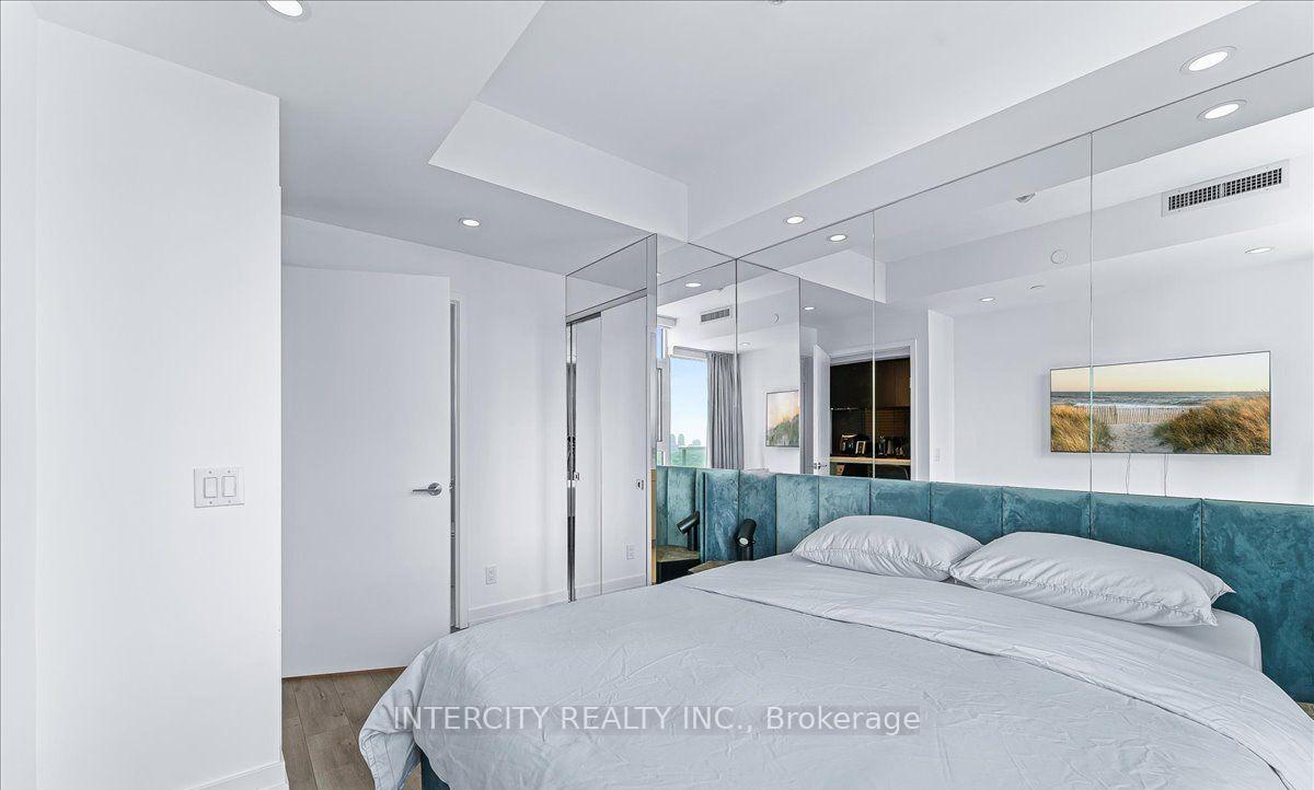 3 Bedrooms Condo at 33 Helendale, Toronto For sale