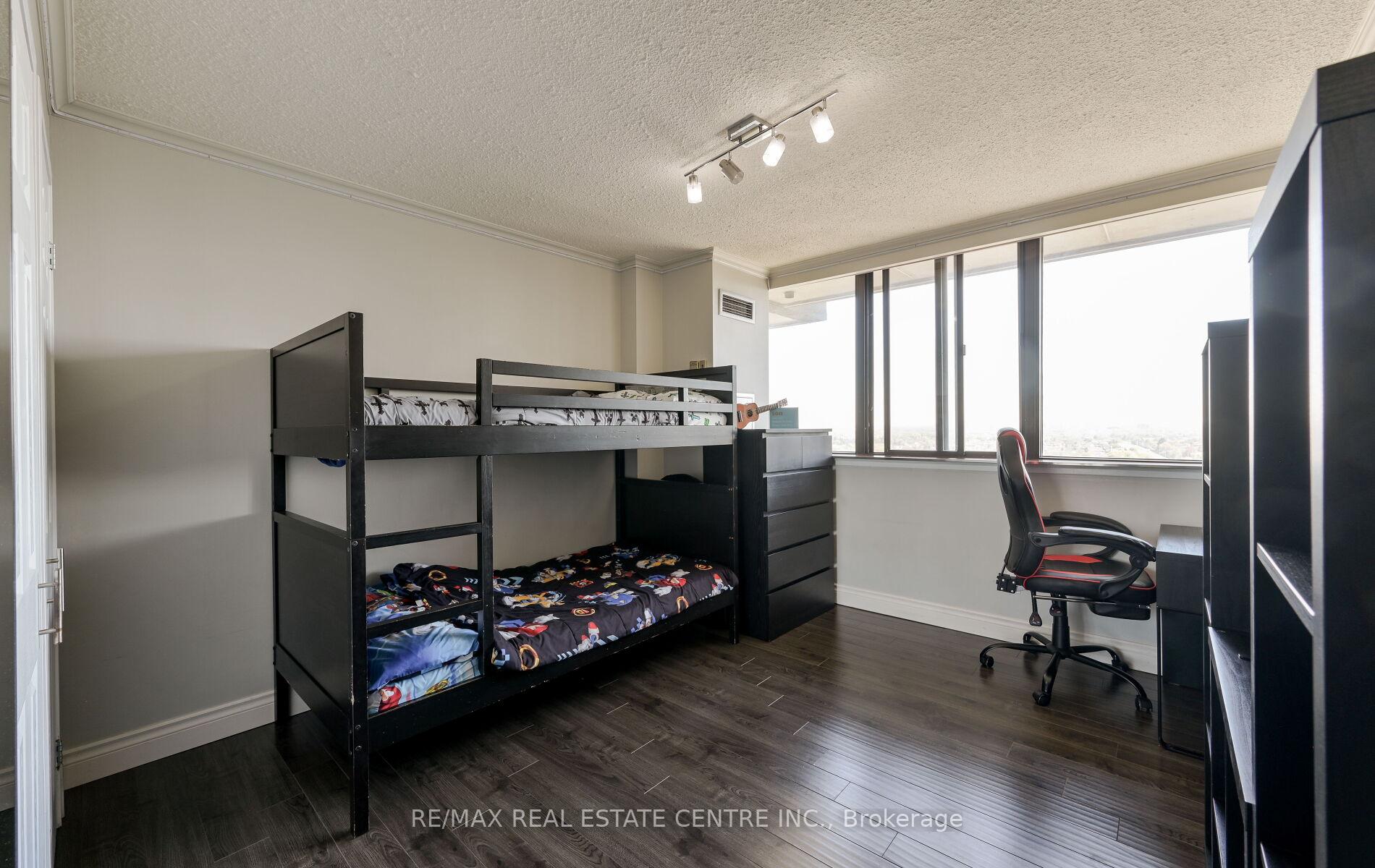 3 Bedrooms Condo at 200 Robert Speck, Mississauga For sale