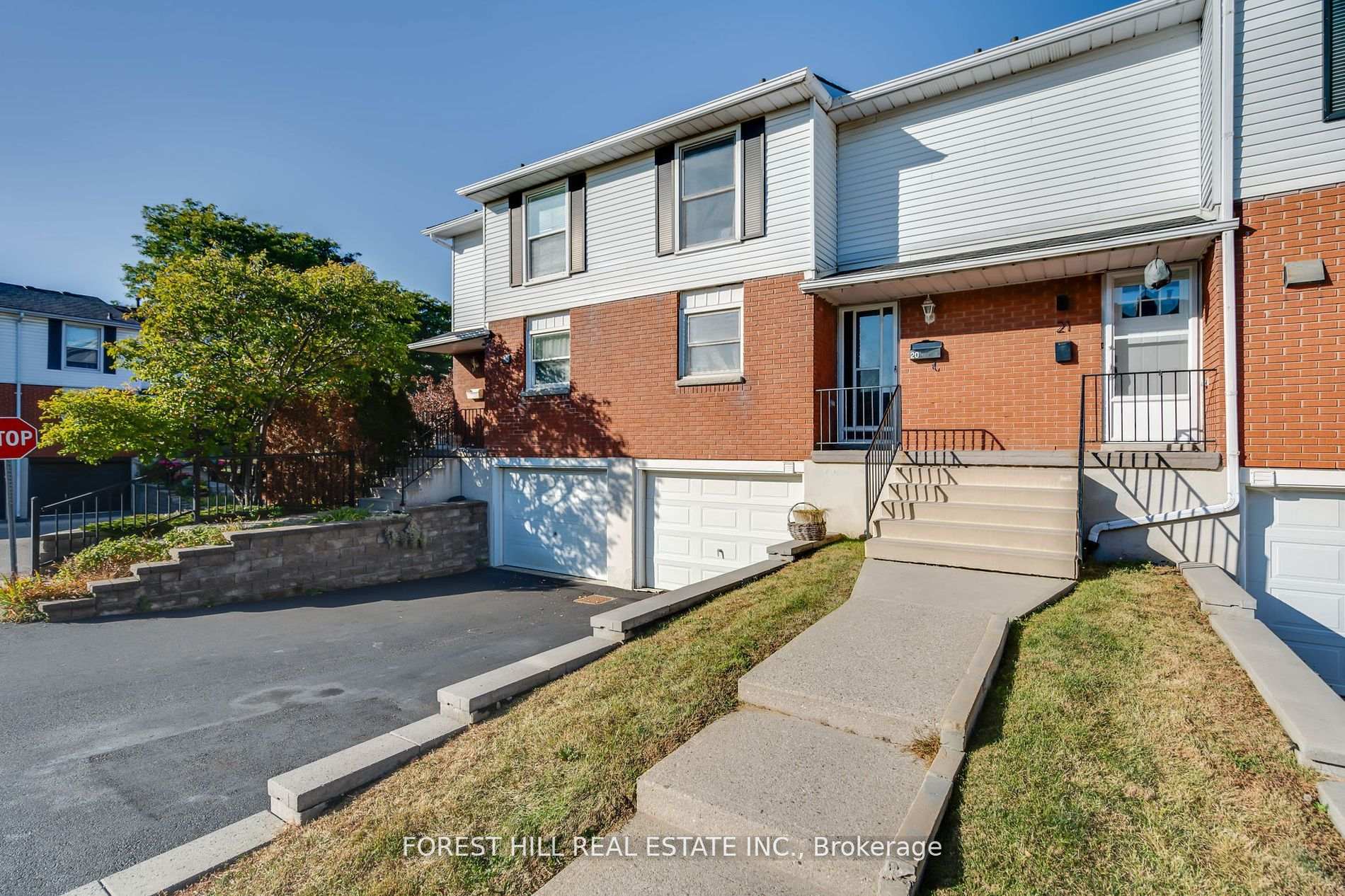 3 Bedrooms Condo at 10 Angus, Hamilton For sale