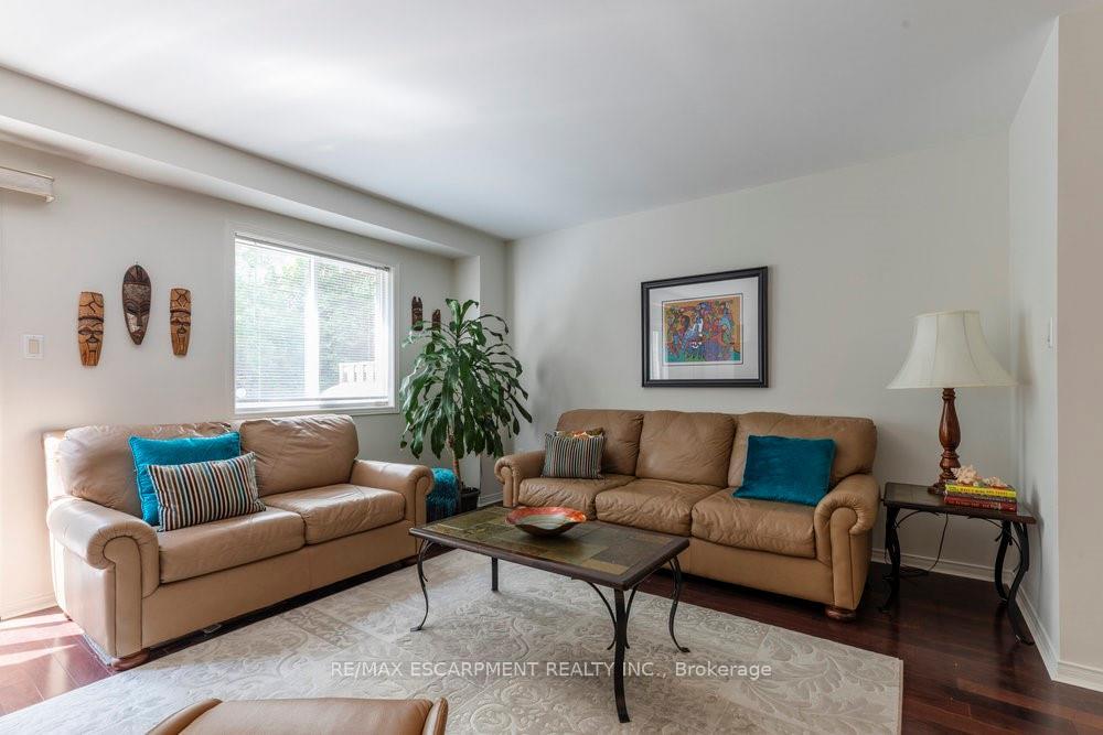 3 Bedrooms Condo at 31 Moss, Hamilton For sale