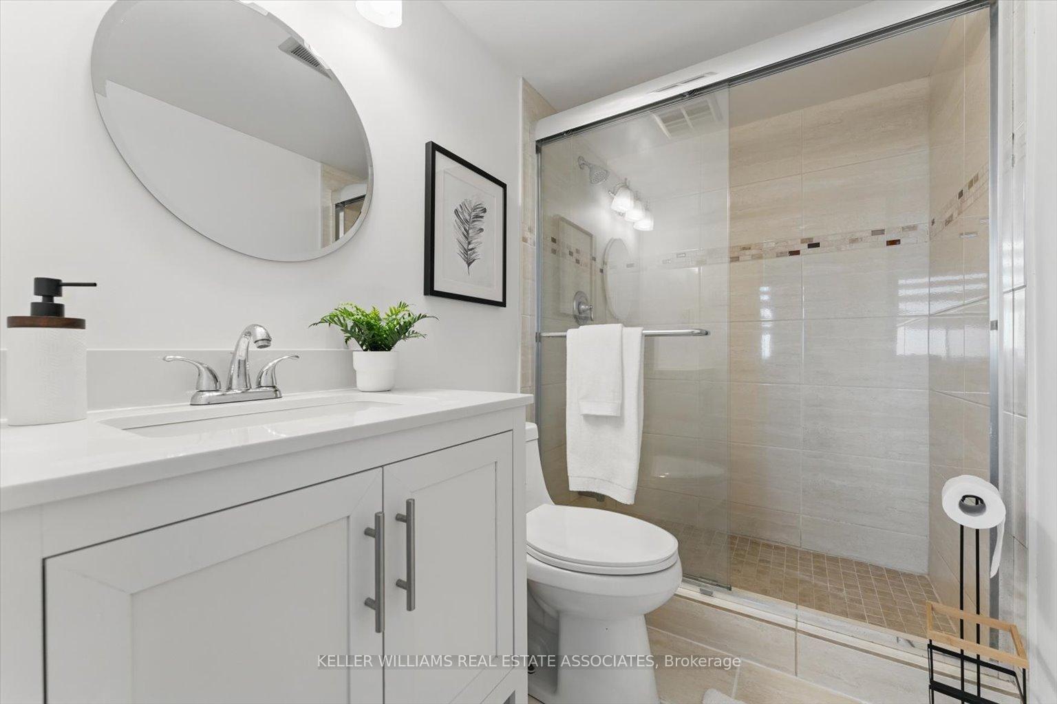 2 Bedrooms Condo at 966 Inverhouse, Mississauga For sale