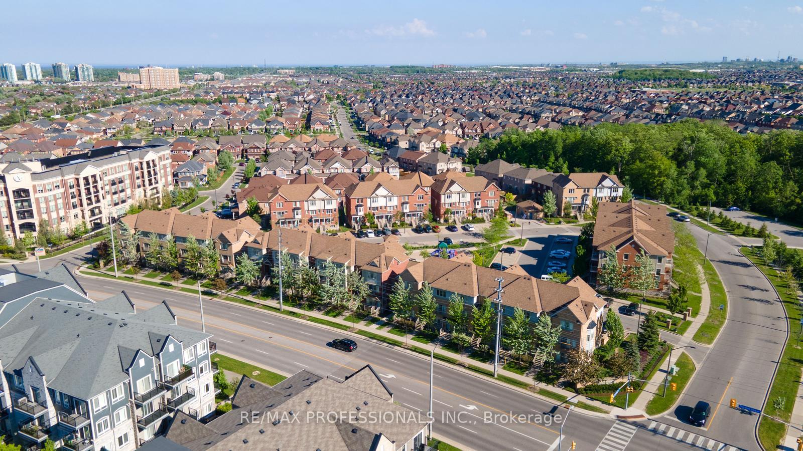 2 Bedrooms Condo at 3070 Thomas, Mississauga For sale