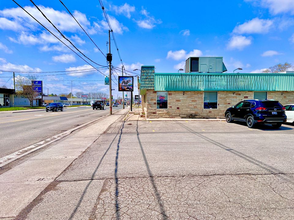 1622 Dundas