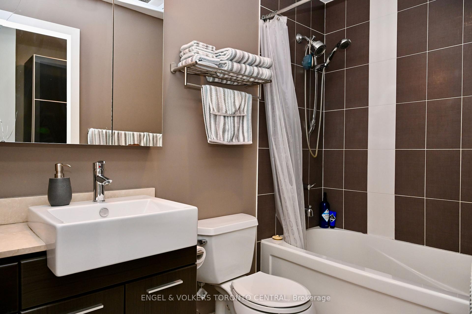 2 Bedrooms Condo at 770 Bay, Toronto For sale
