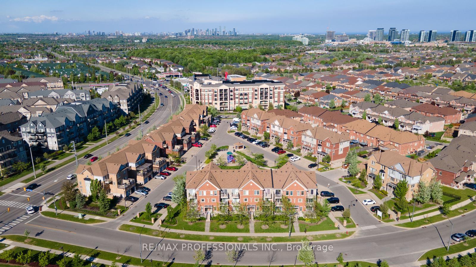 2 Bedrooms Condo at 3070 Thomas, Mississauga For sale