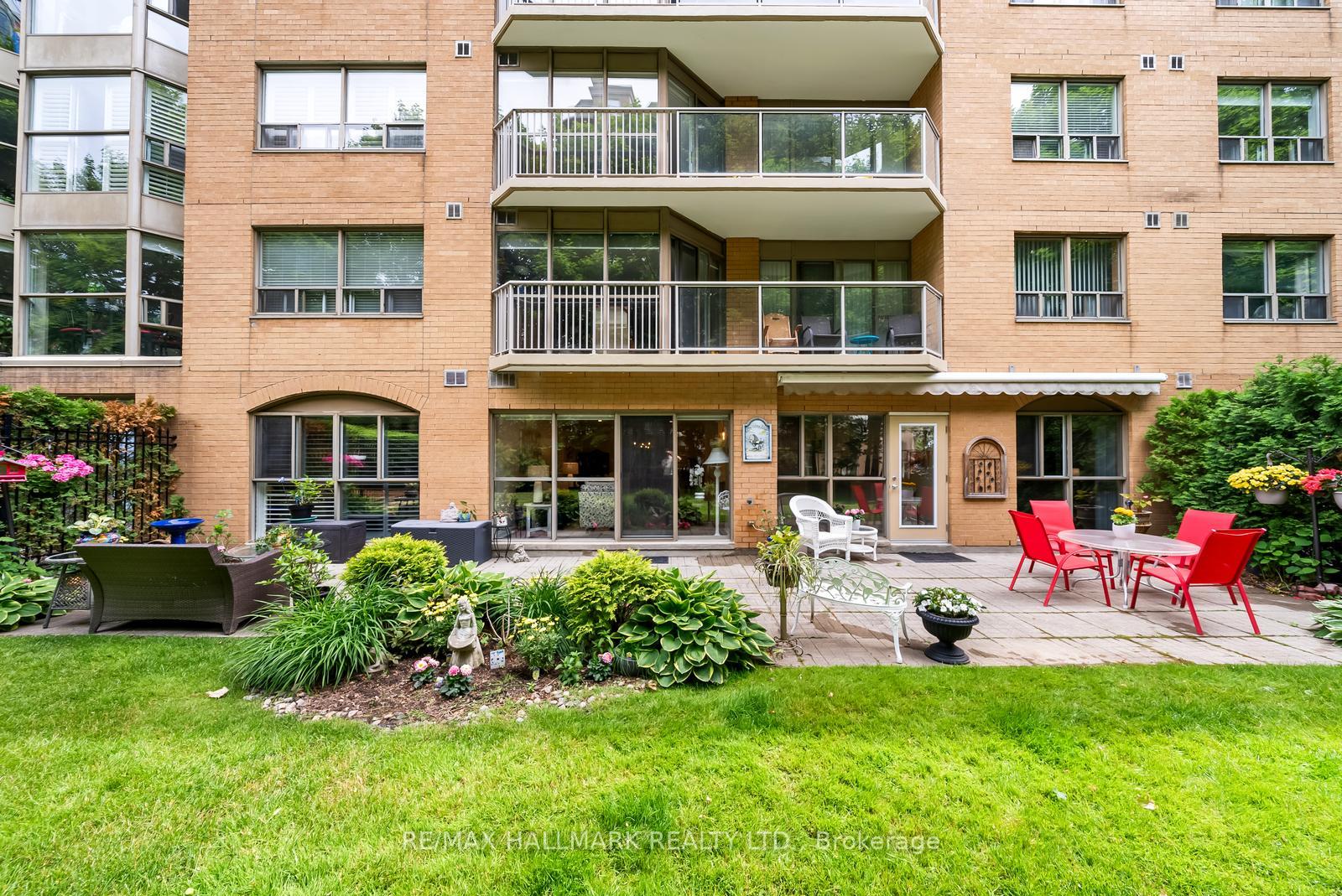 2 Bedrooms Condo at 2210 Lakeshore, Burlington For sale