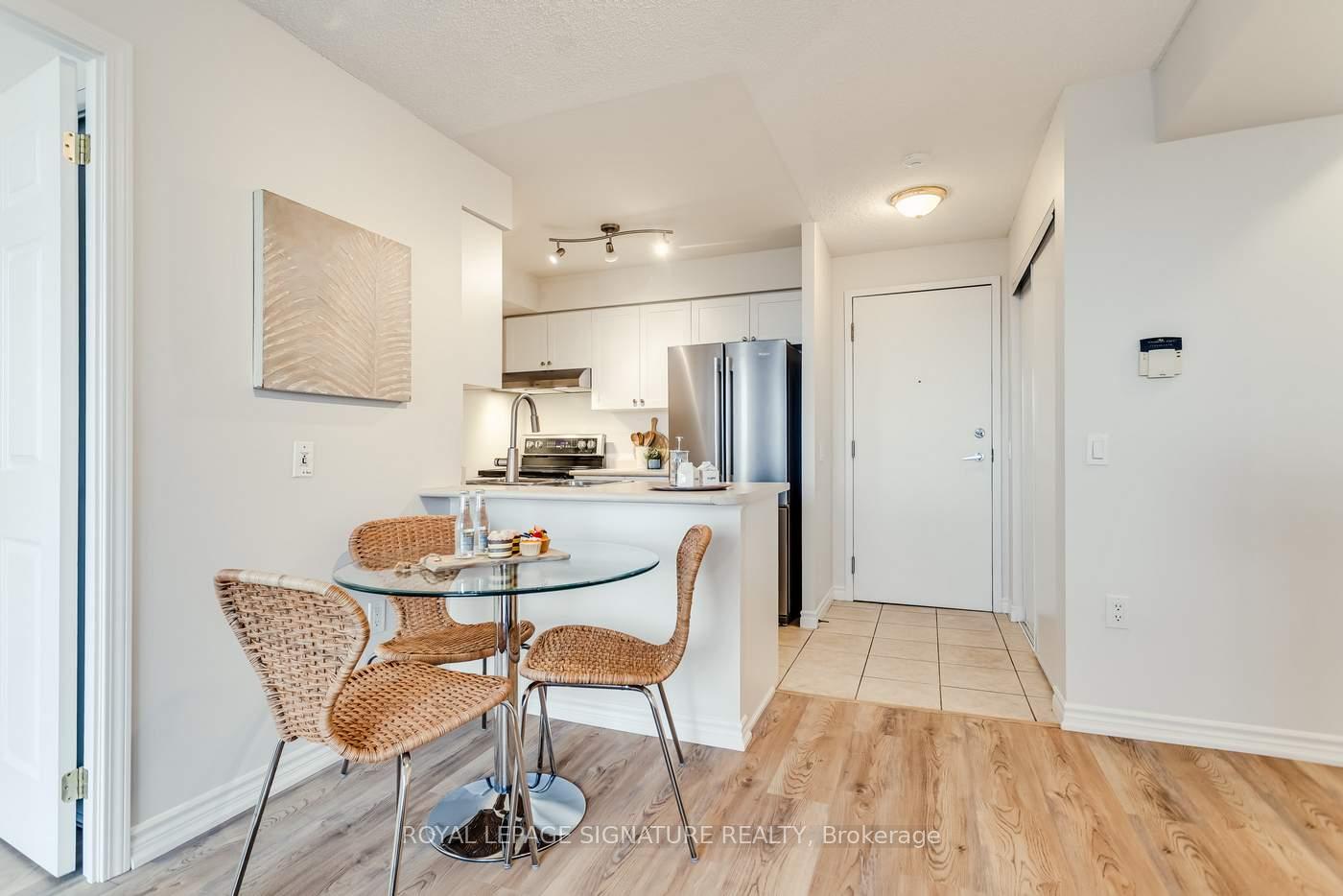 2 Bedrooms Condo at 55 Strathaven, Mississauga For sale