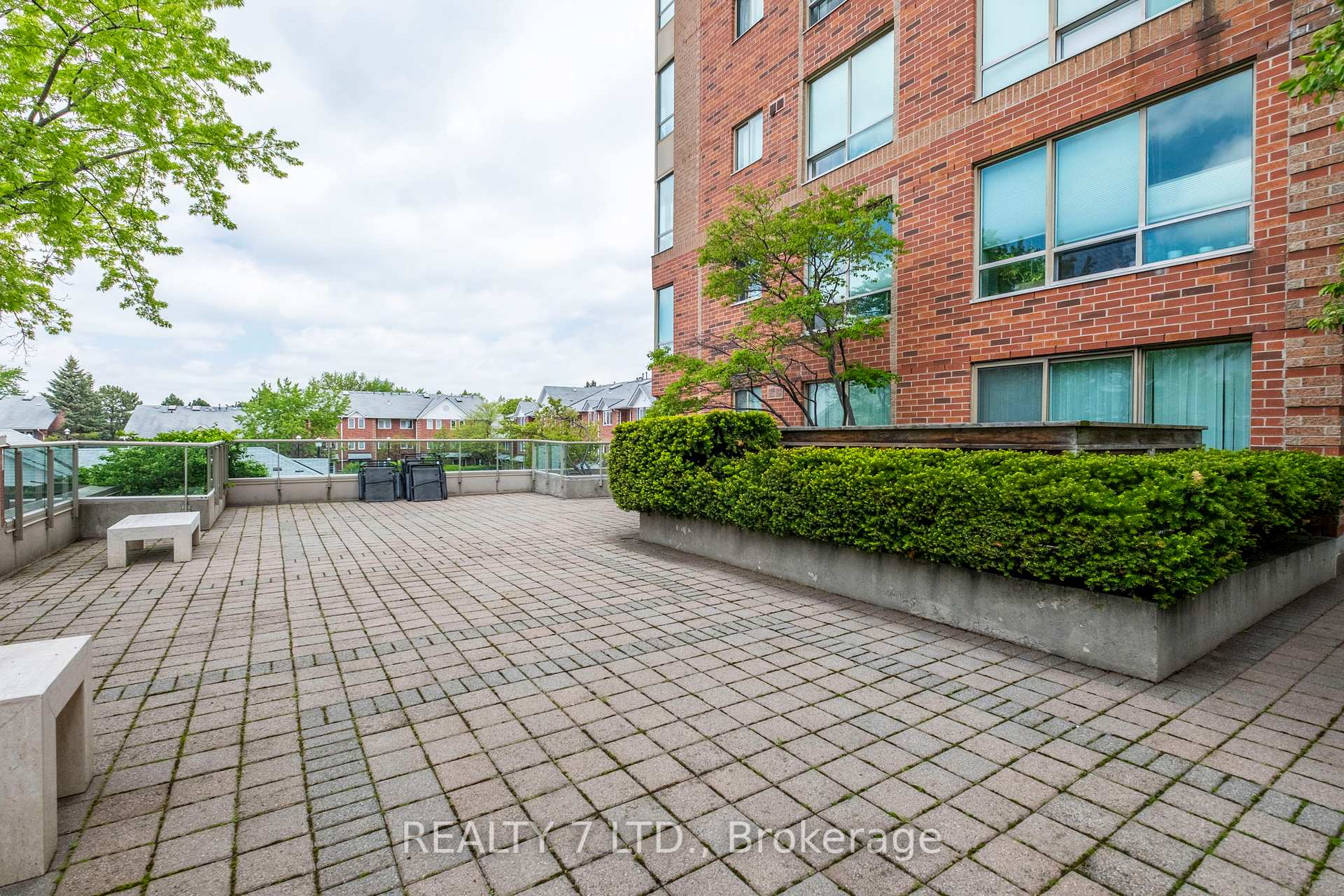 2 Bedrooms Condo at 850 Steeles, Vaughan For sale