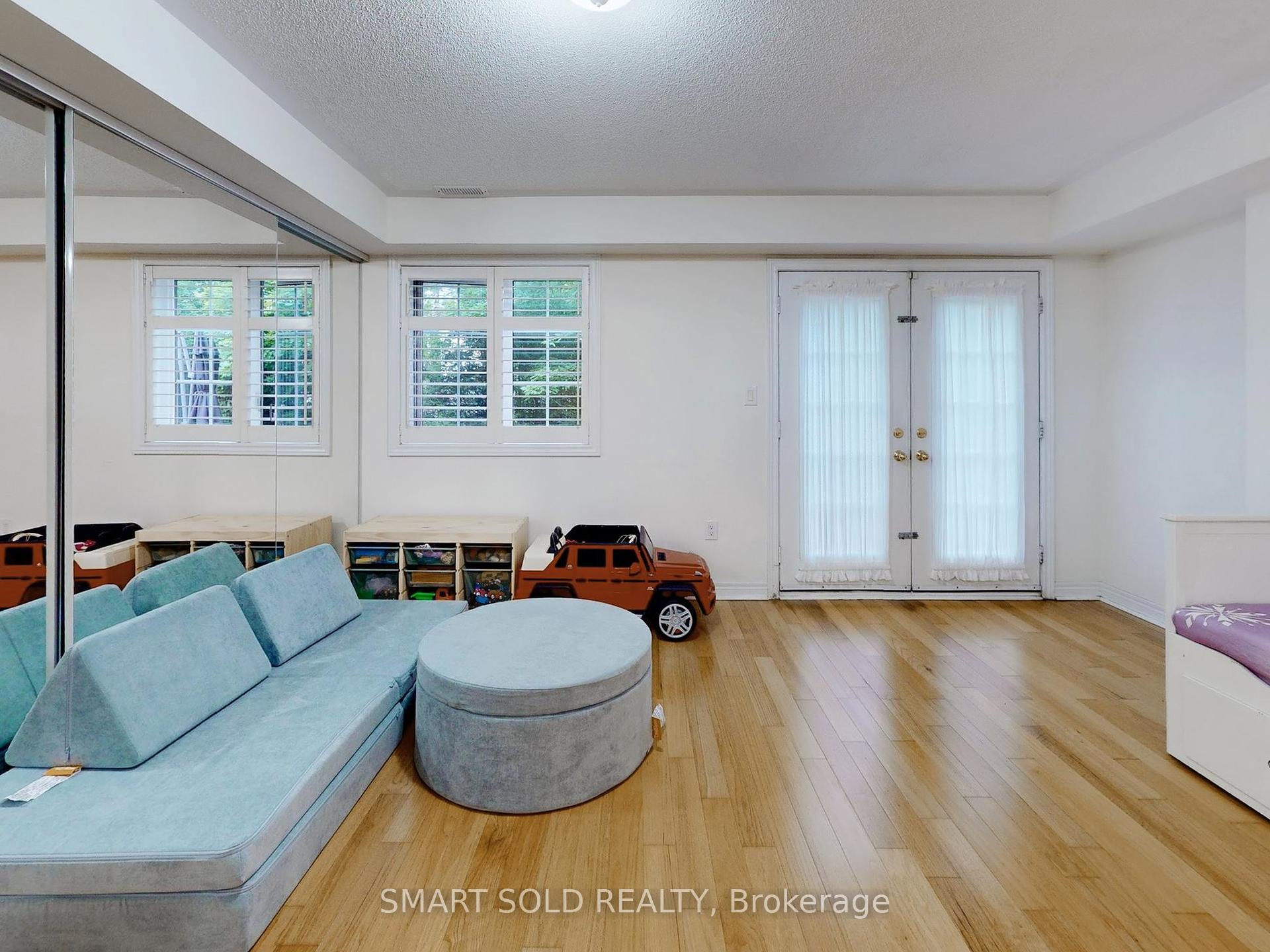 4 Bedrooms Condo at 230 Paisley, Mississauga For sale