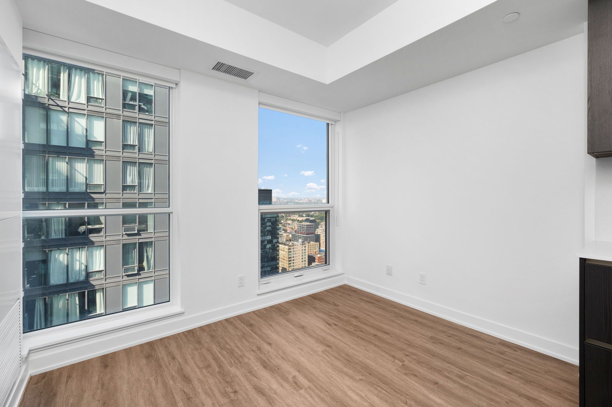 327 King Street W 3605