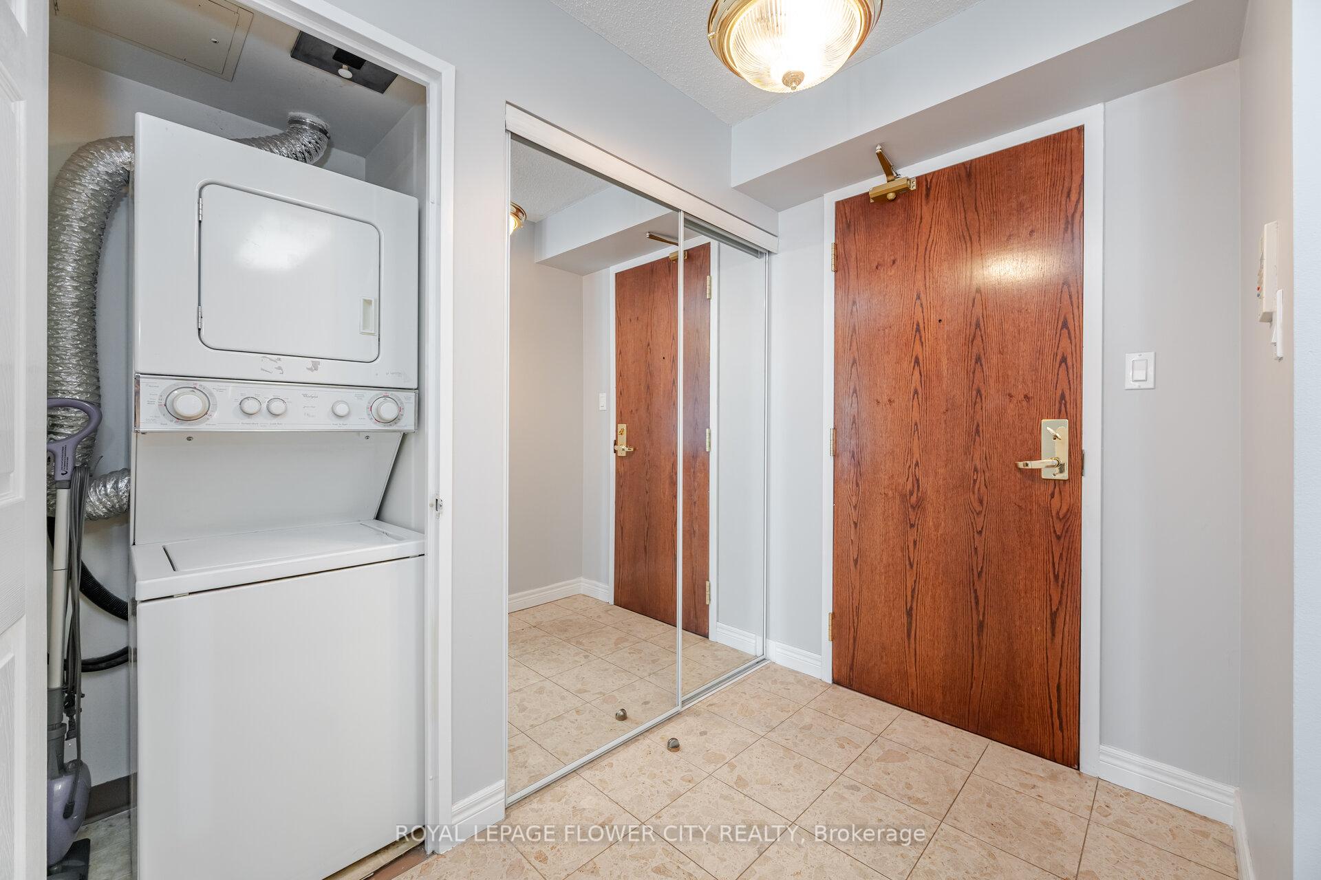 2 Bedrooms Condo at 156 Enfield, Mississauga For sale