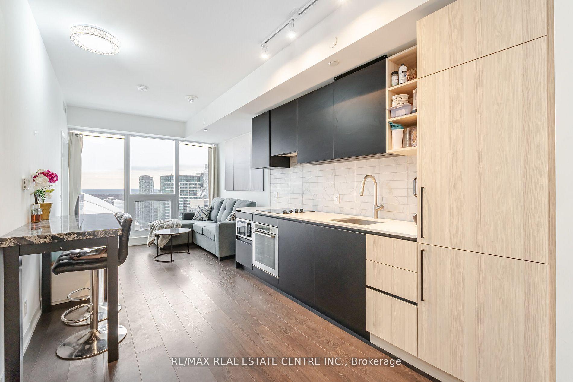 2 Bedrooms Condo at 55 Mercer,  Toronto For sale