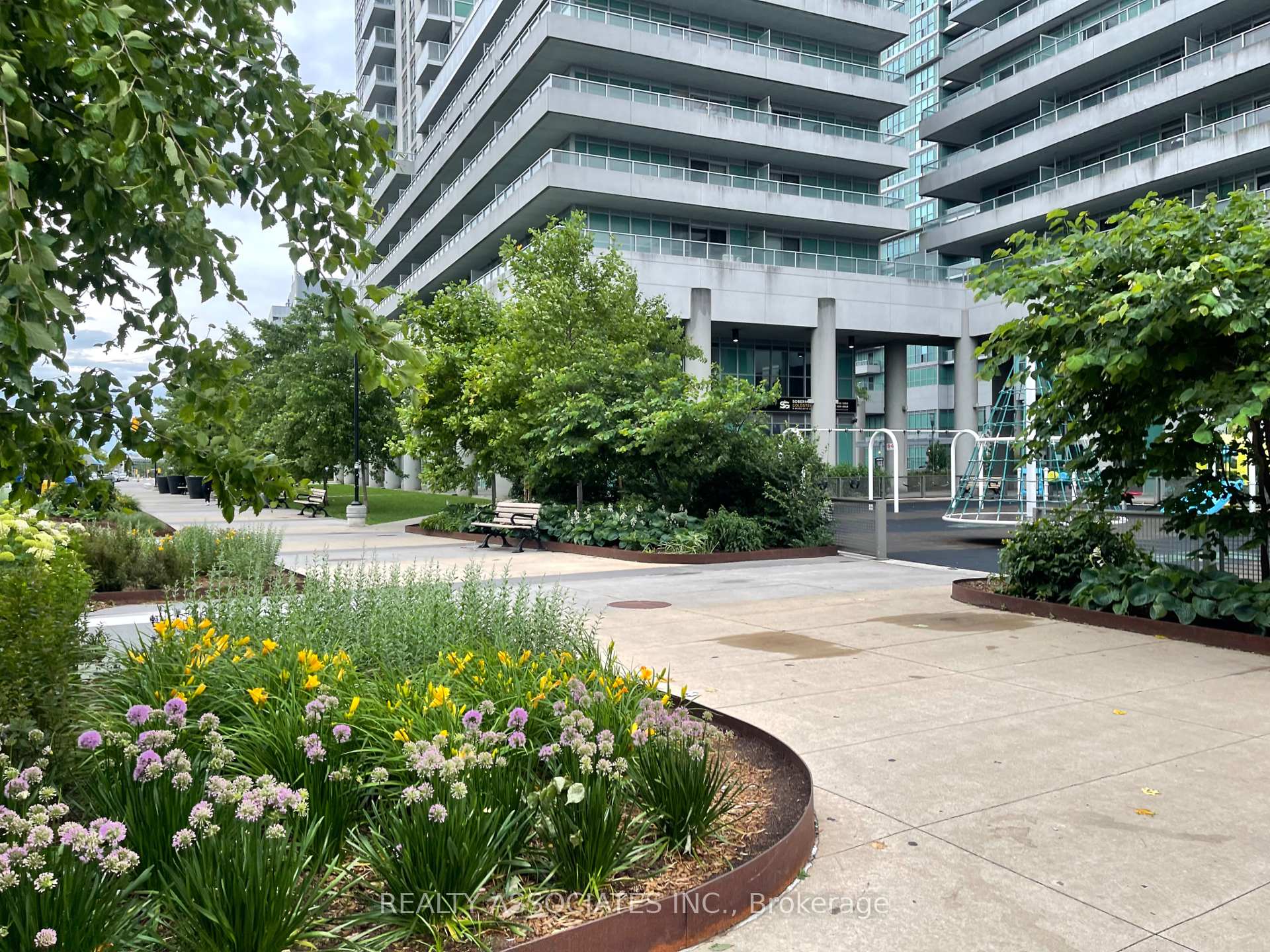 2 Bedrooms Condo at 25 Town Centre, Toronto For sale