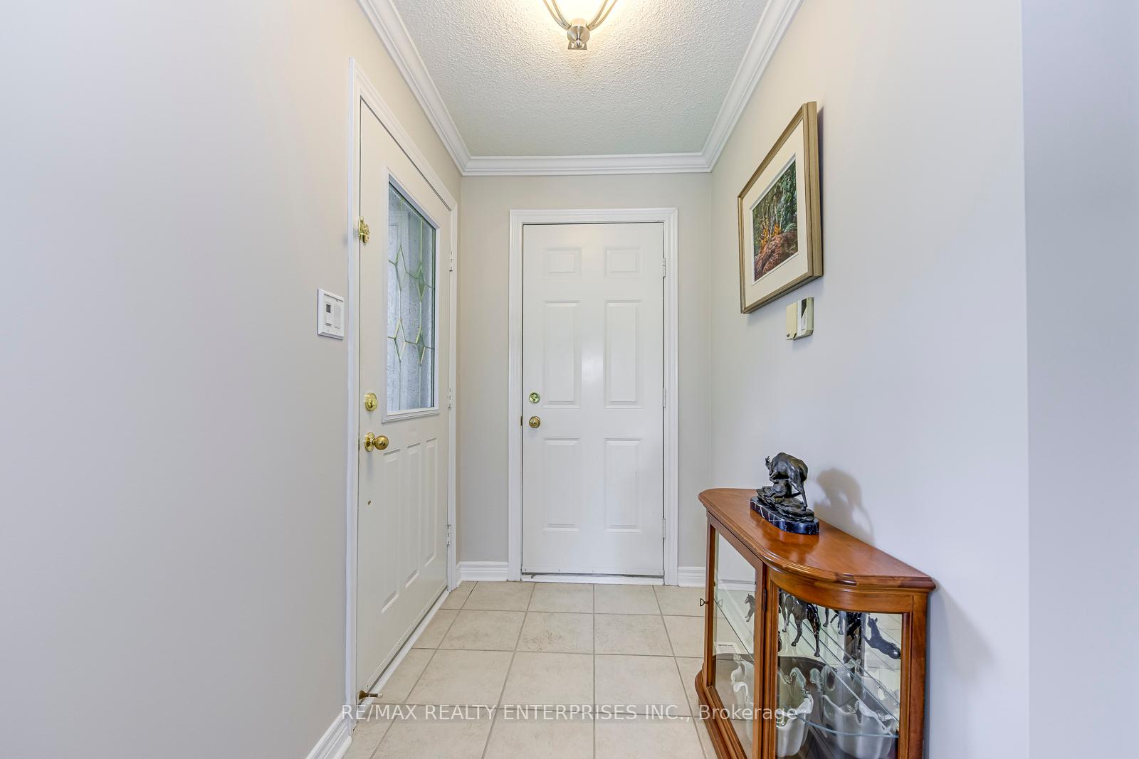 3 Bedrooms Condo at 5658 Glen Erin, Mississauga For sale