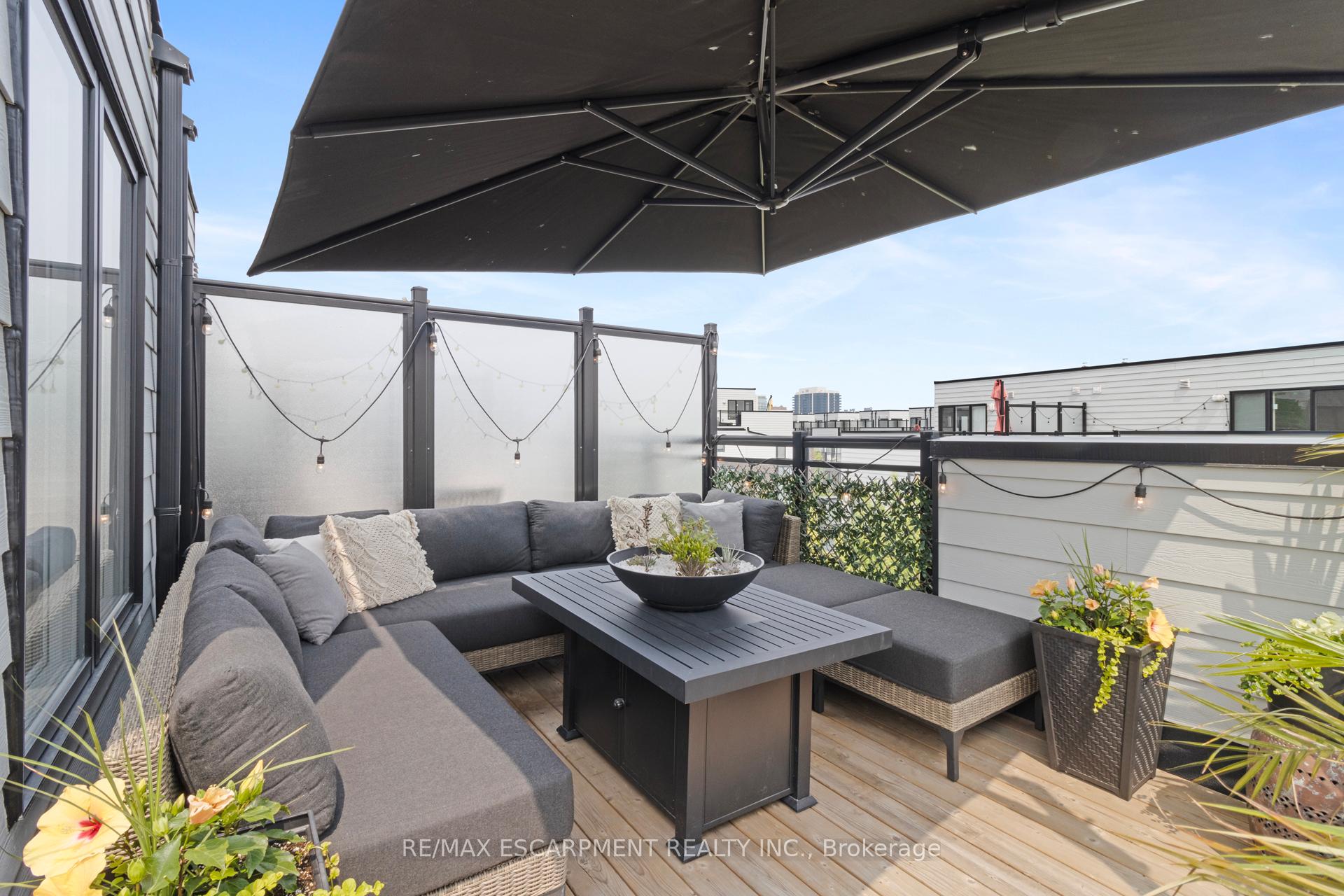 3 Bedrooms Condo at 2232 Bromsgrove, Mississauga For sale