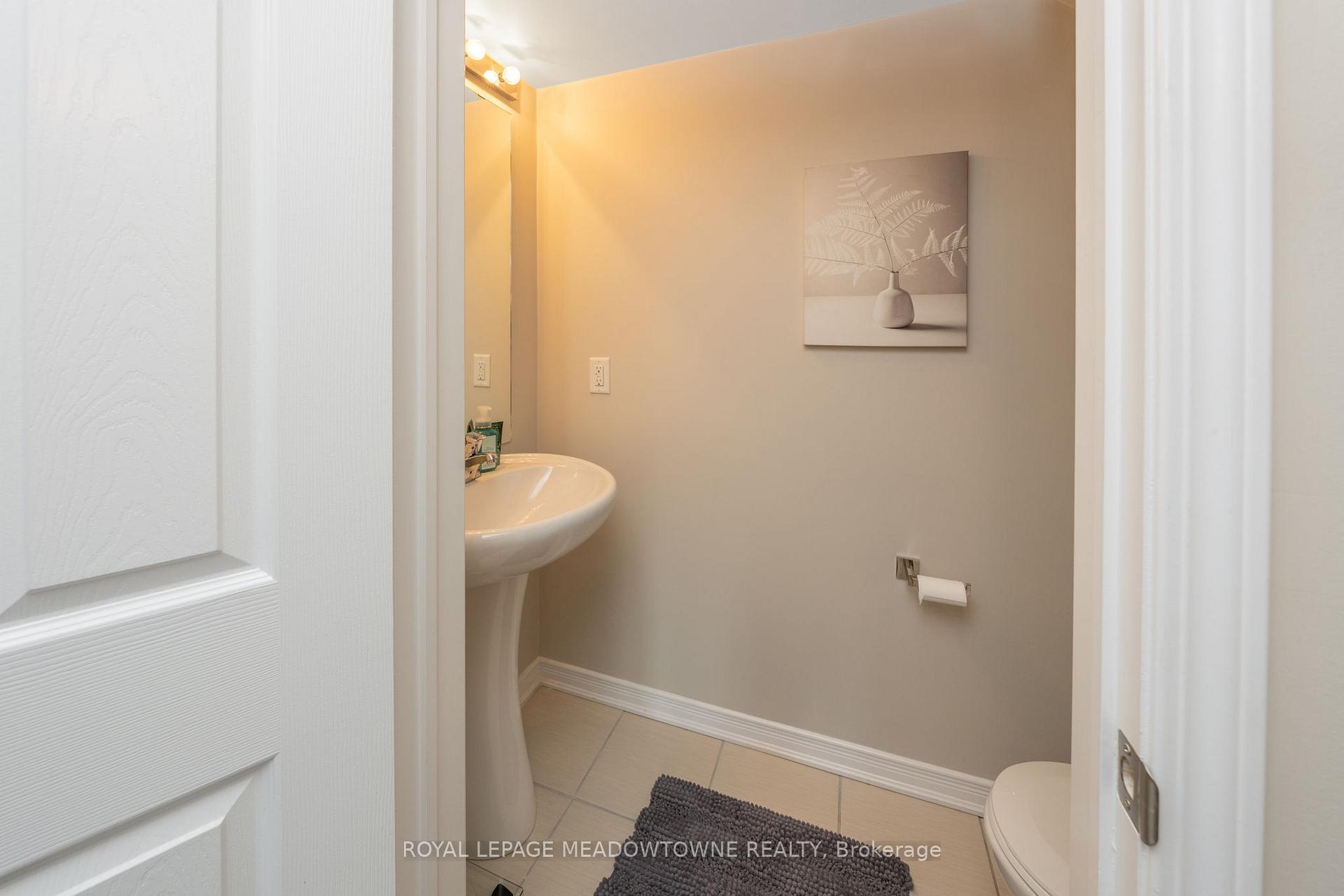 3 Bedrooms Condo at 2441 Greenwich, Oakville For sale
