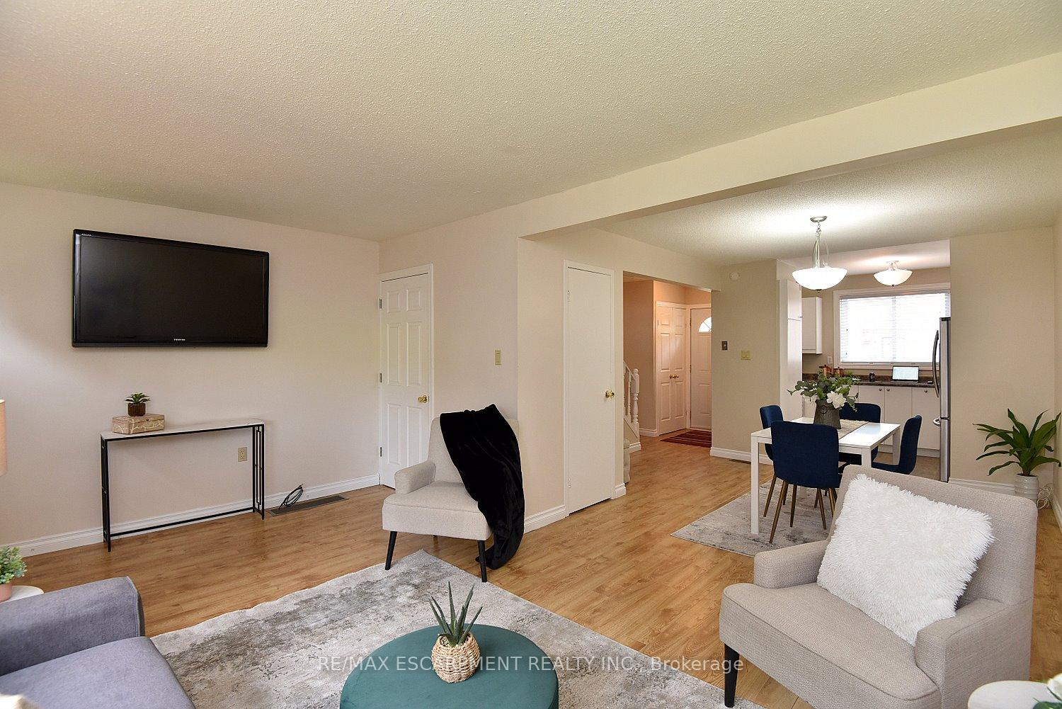 4 Bedrooms Condo at 250 Magnolia, Hamilton For sale