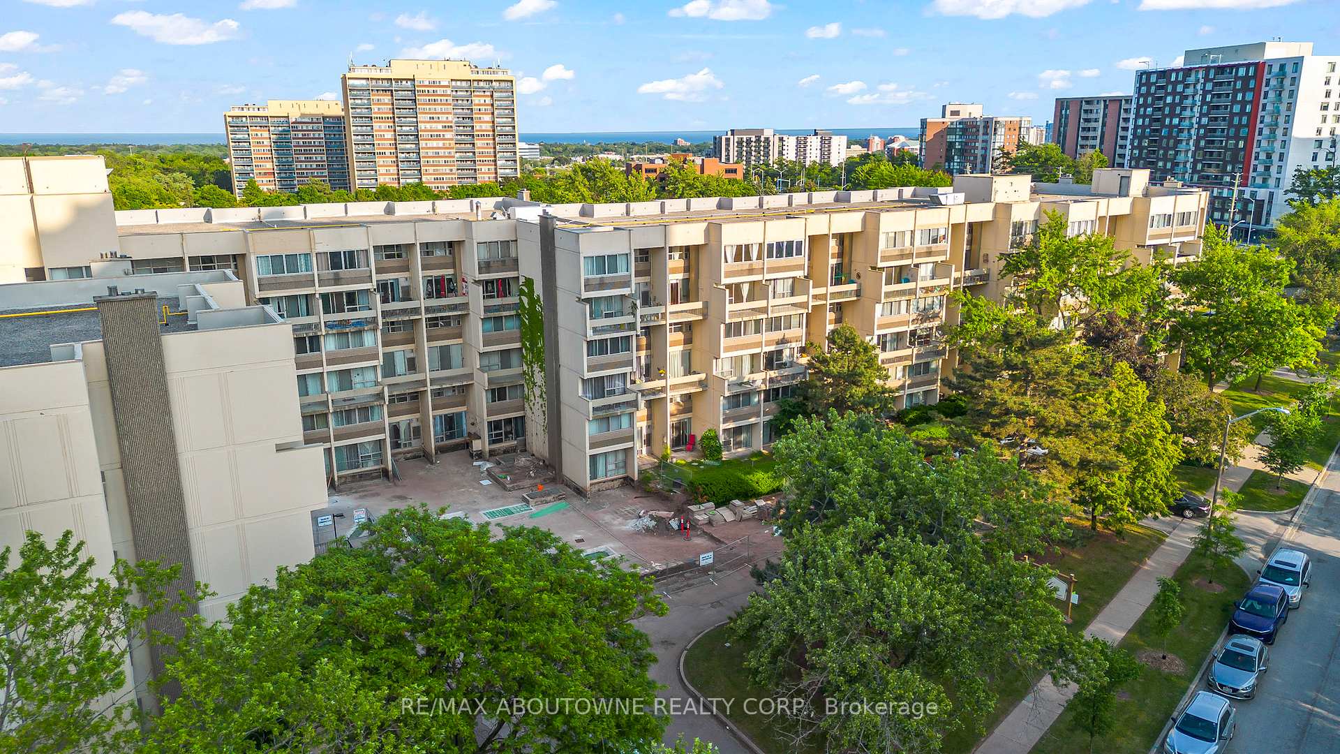 3 Bedrooms Condo at 1300 Marlborough, Oakville For sale