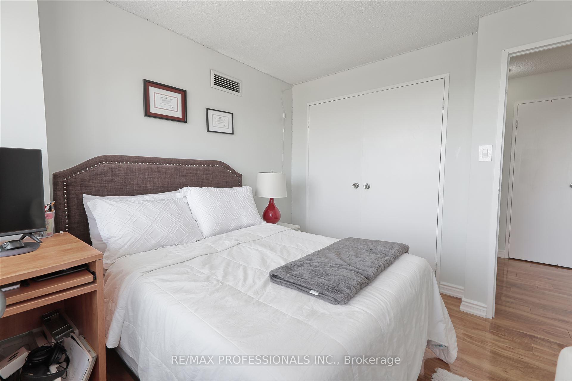 3 Bedrooms Condo at 475 The West Mall, Toronto For sale