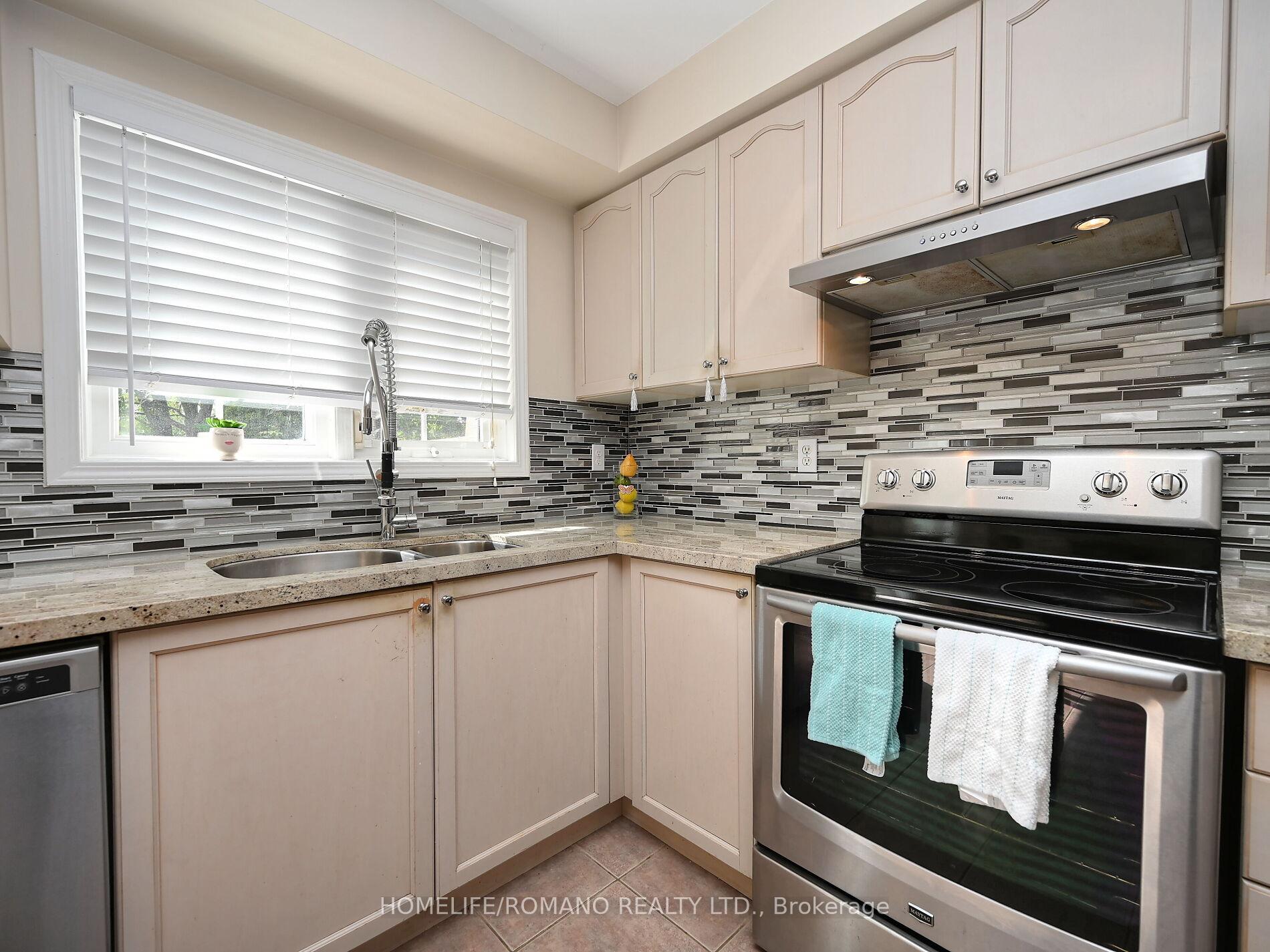 4 Bedrooms Condo at 3030 Breakwater, Mississauga For sale