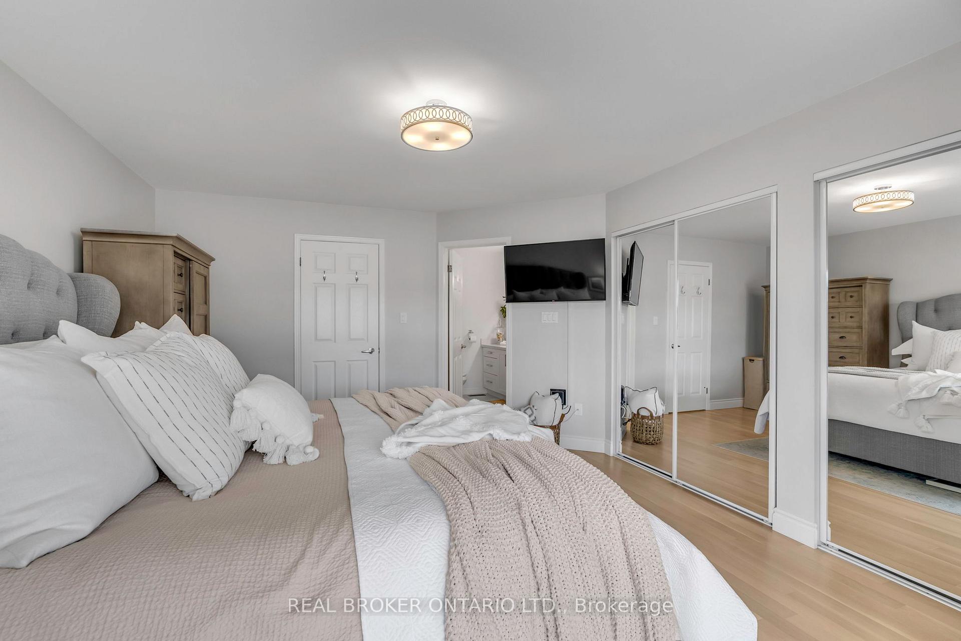 2 Bedrooms Condo at 2015 Cleaver, Burlington For sale