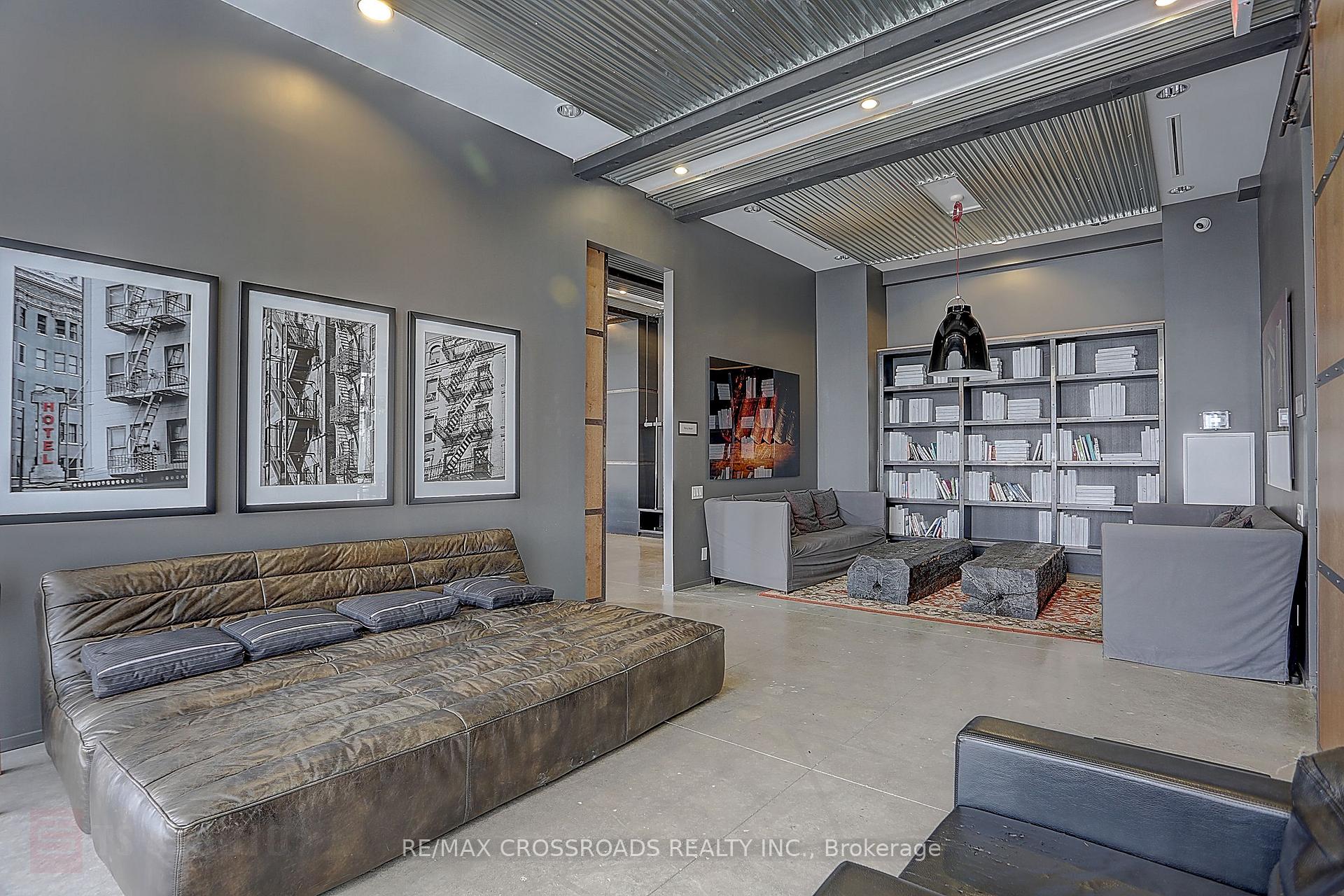 2 Bedrooms Condo at 5 St Joseph, Toronto For sale