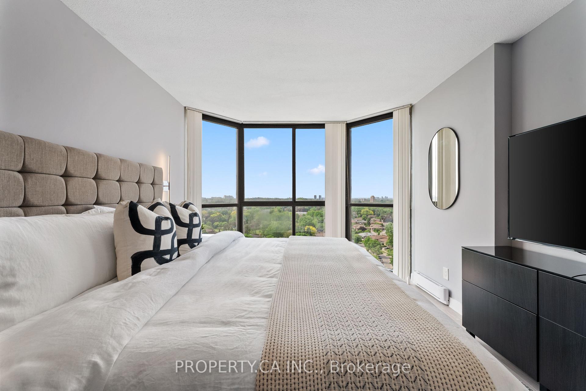 3 Bedrooms Condo at 40 Richview, Toronto For sale