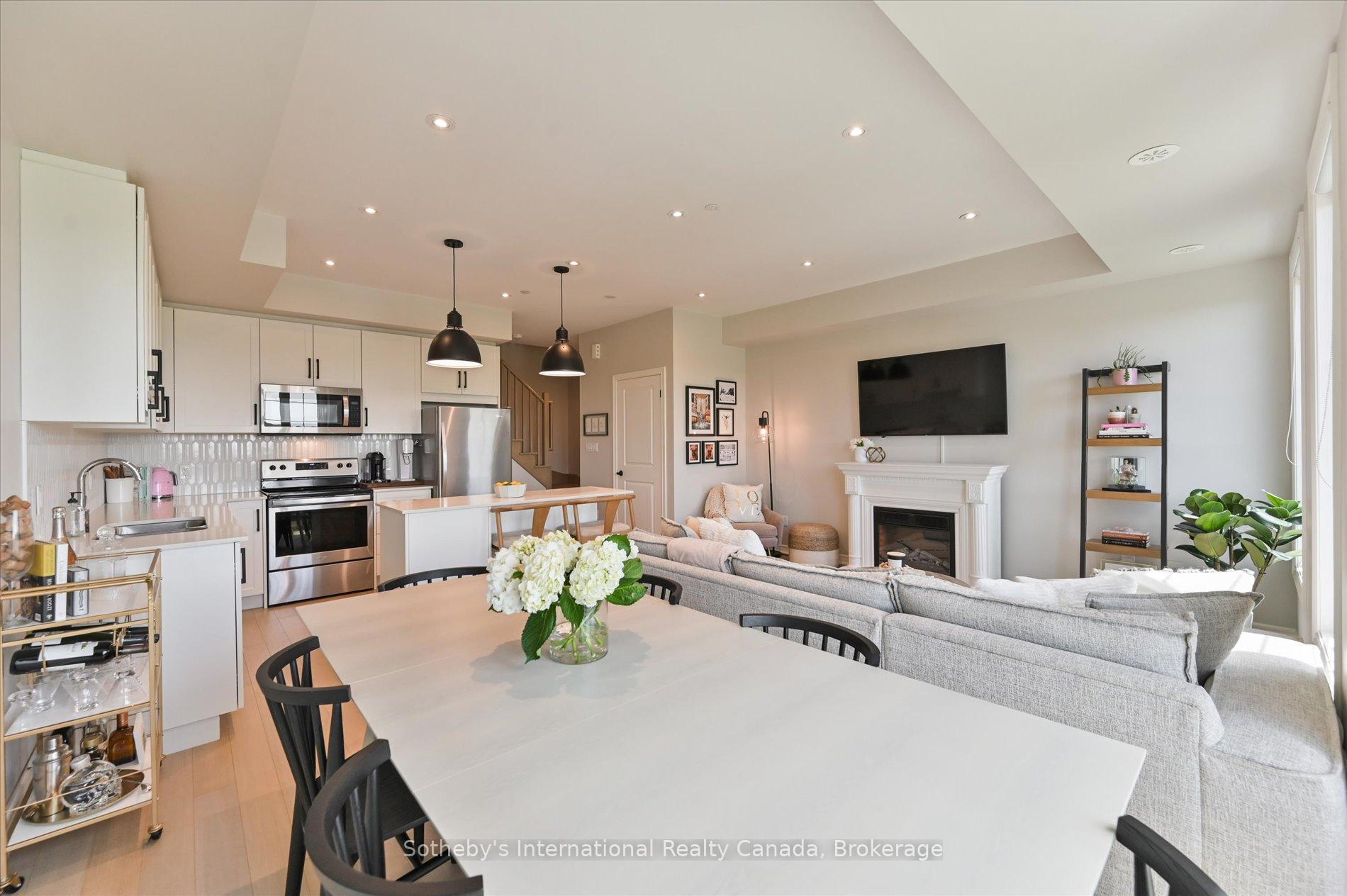 2 Bedrooms Condo at 2199 Lillykin, Oakville For sale