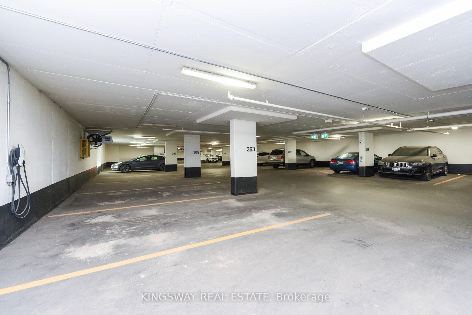2 Bedrooms Condo at 4065 Confederation, Mississauga For sale