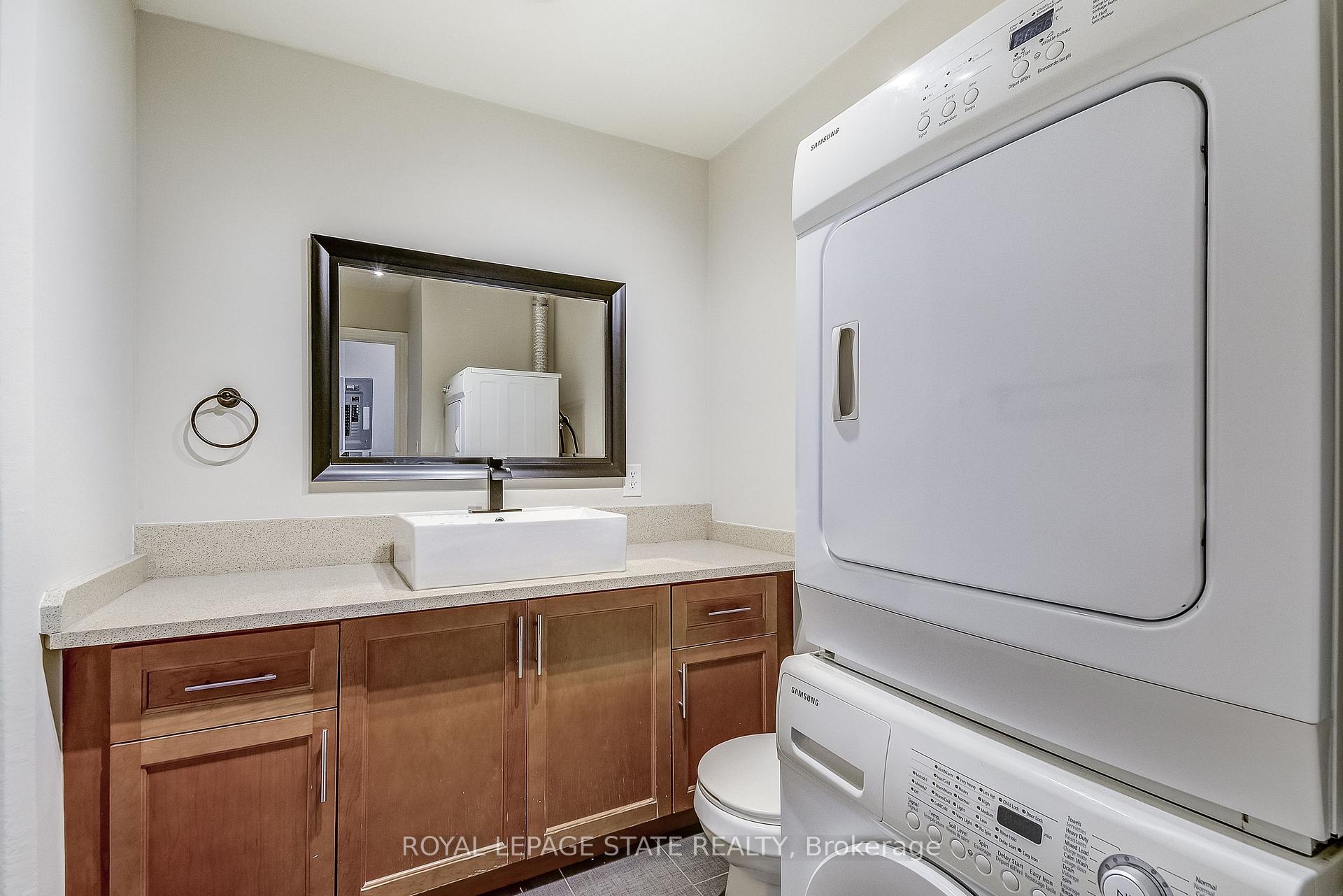 2 Bedrooms Condo at 80 King William, Hamilton For sale