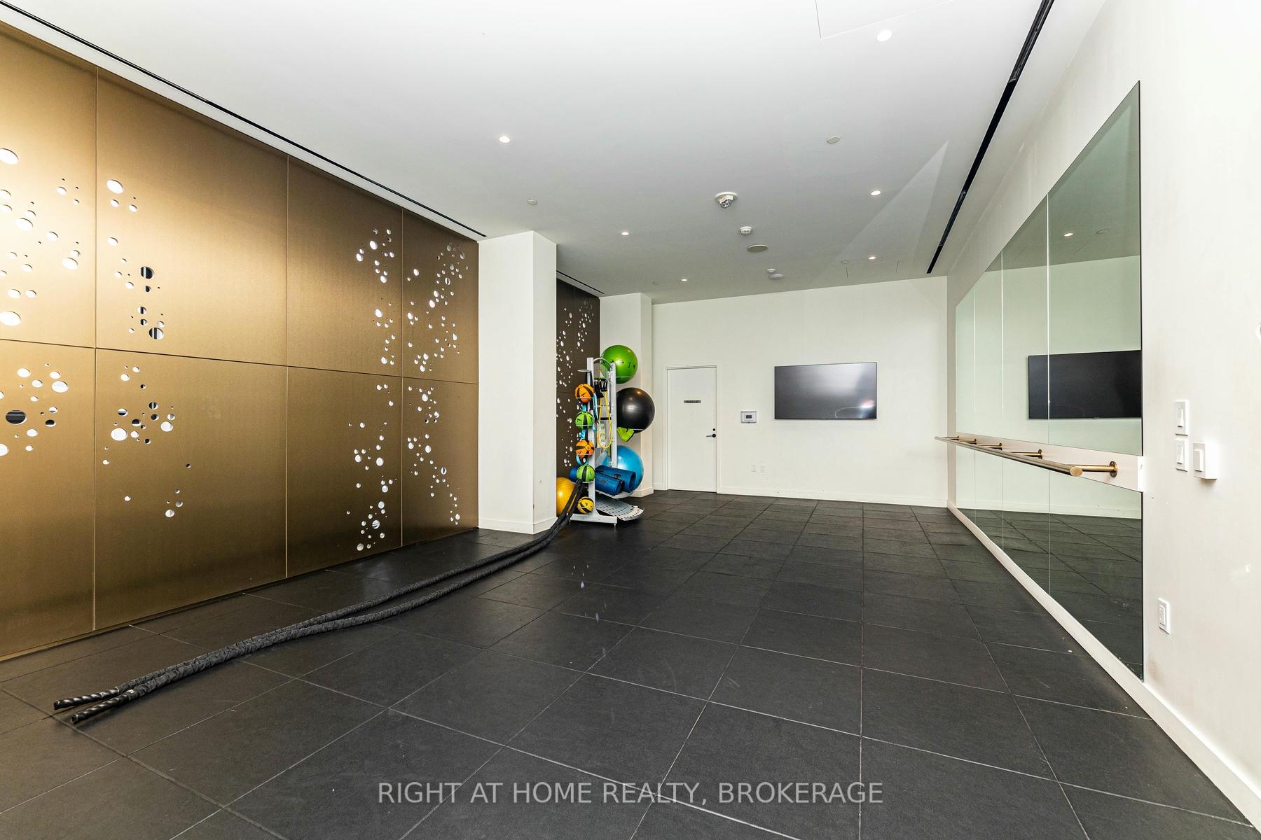 2 Bedrooms Condo at 39 Roehampton, Toronto For sale