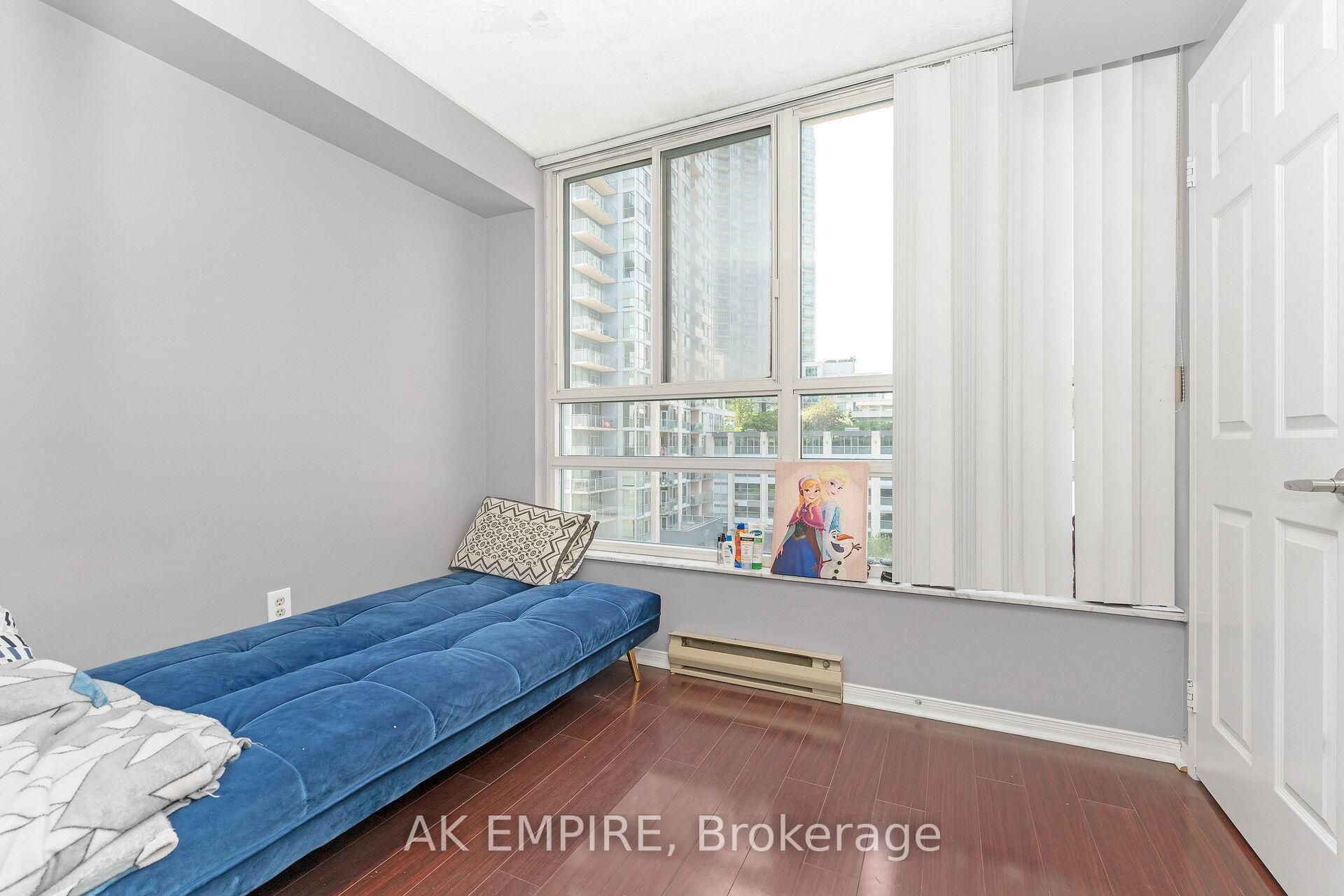 3 Bedrooms Condo at 250 Webb, Mississauga For sale