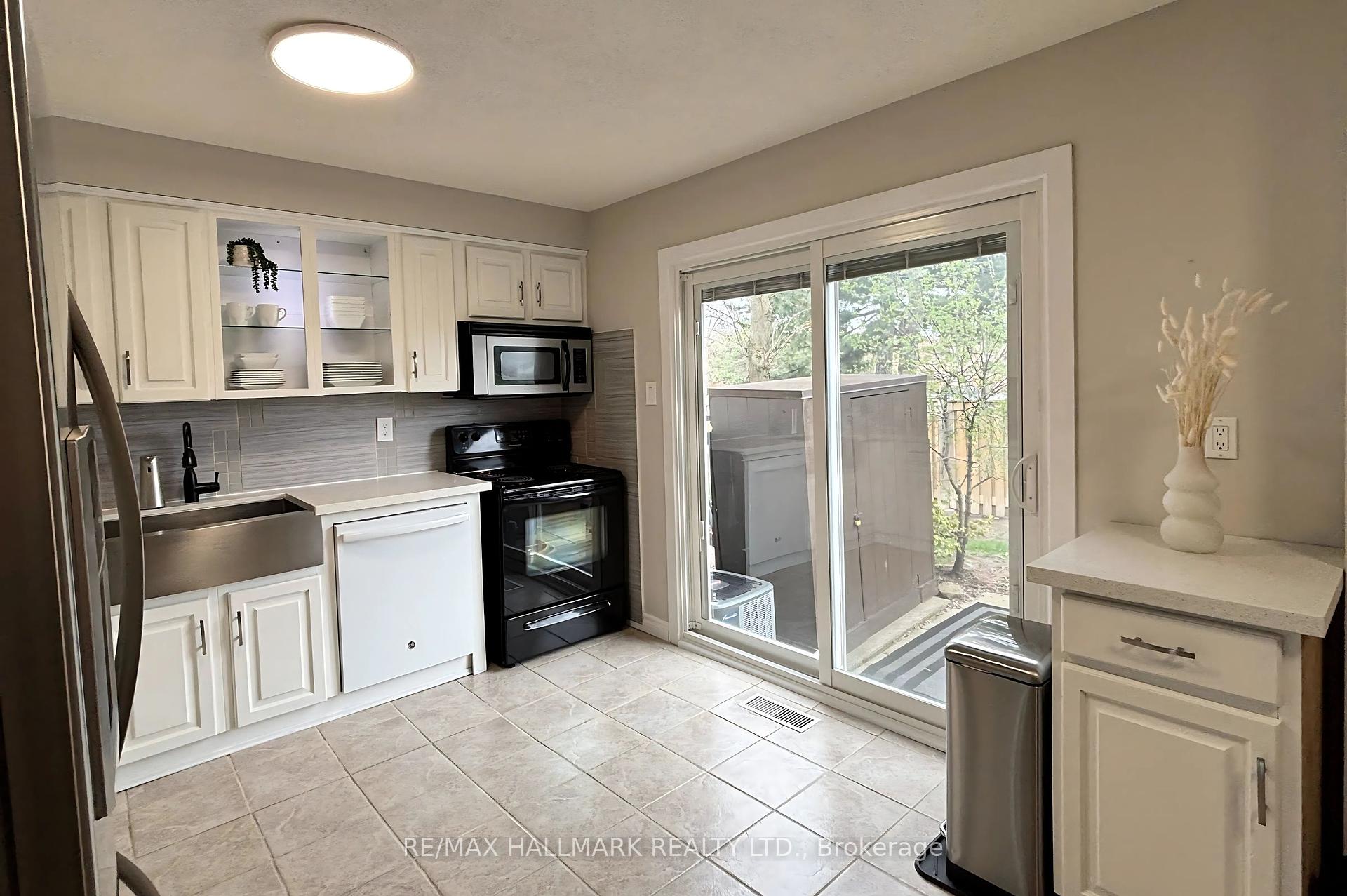 3 Bedrooms Condo at 6679 Shelter Bay, Mississauga For sale