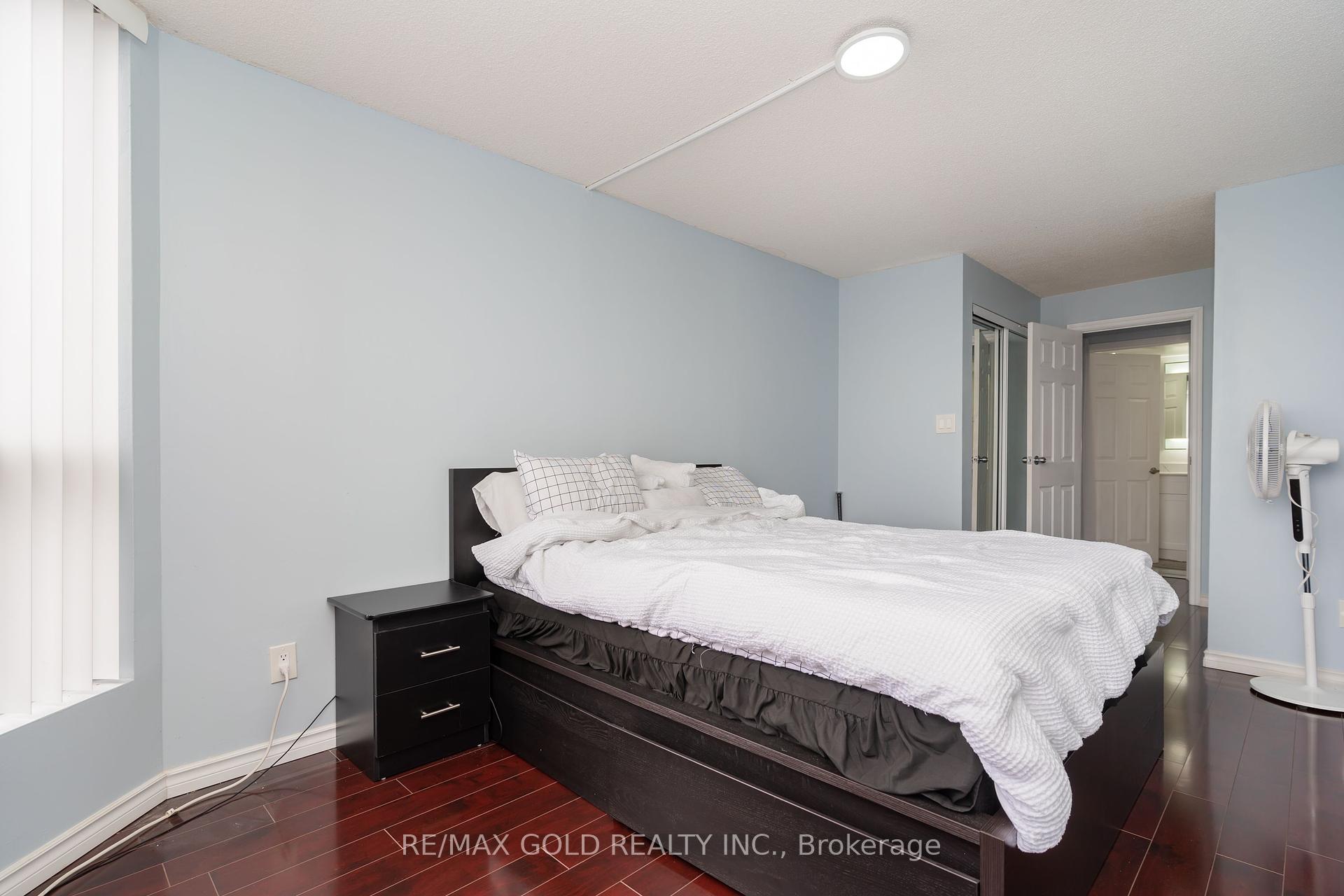 3 Bedrooms Condo at 25 Agnes, Mississauga For sale