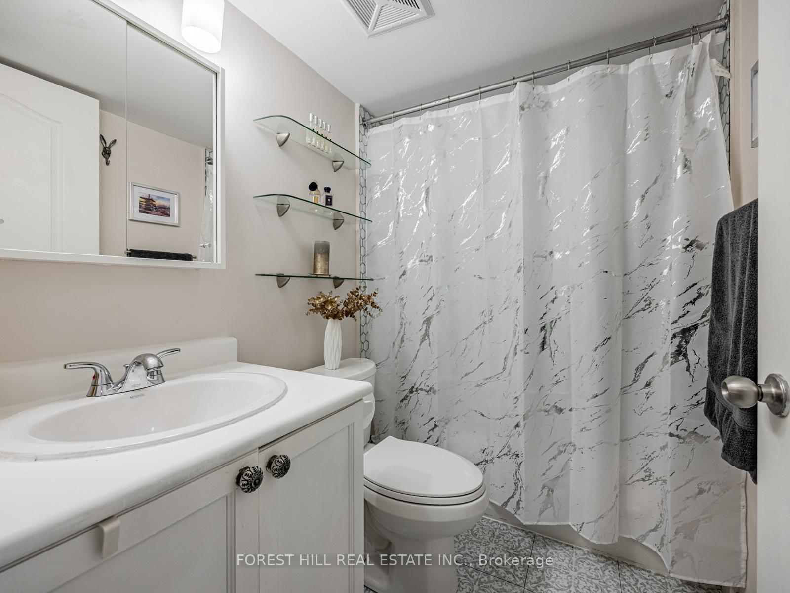 2 Bedrooms Condo at 68 Carr, Toronto For sale
