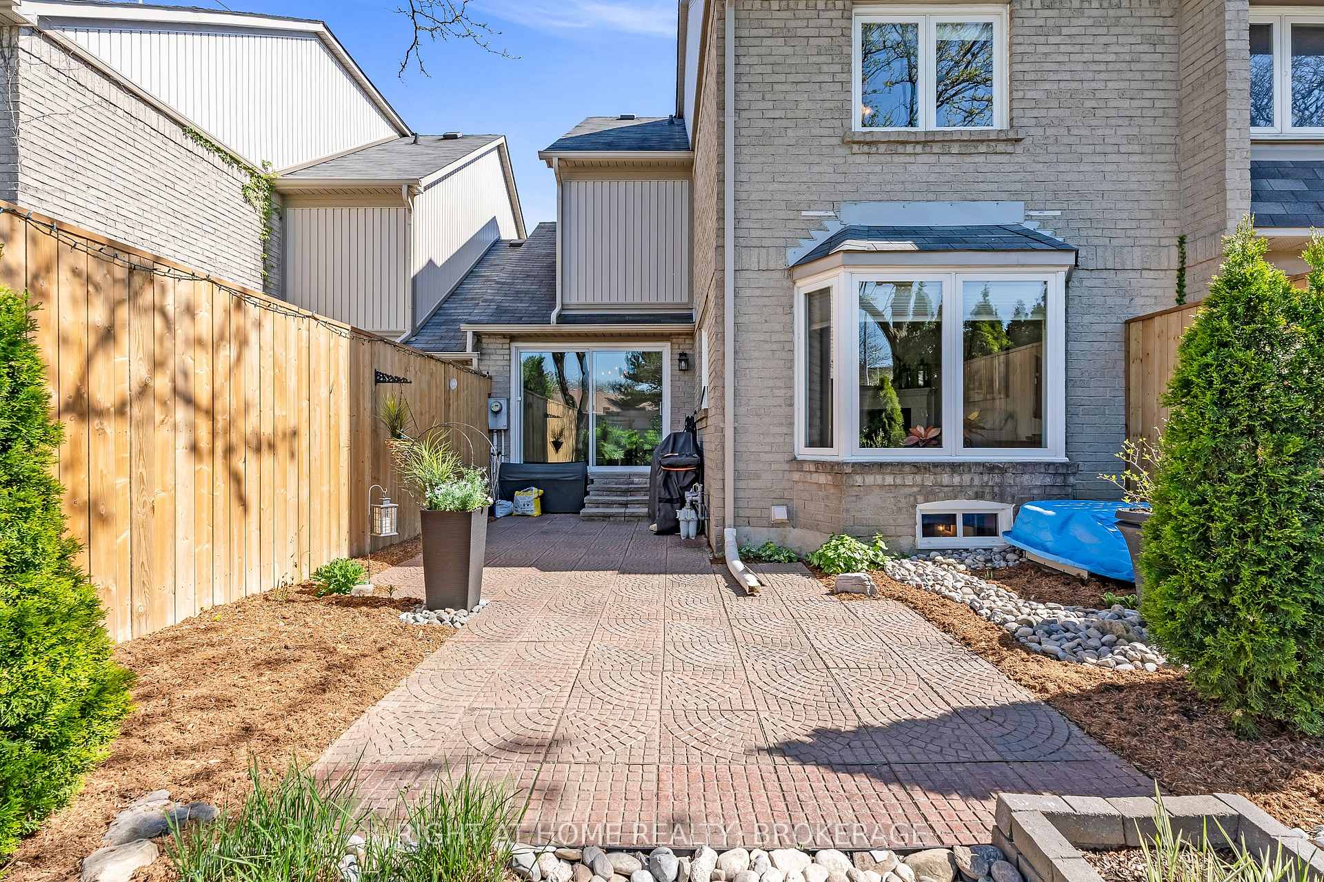 3 Bedrooms Condo at 3420 South Millway, Mississauga For sale