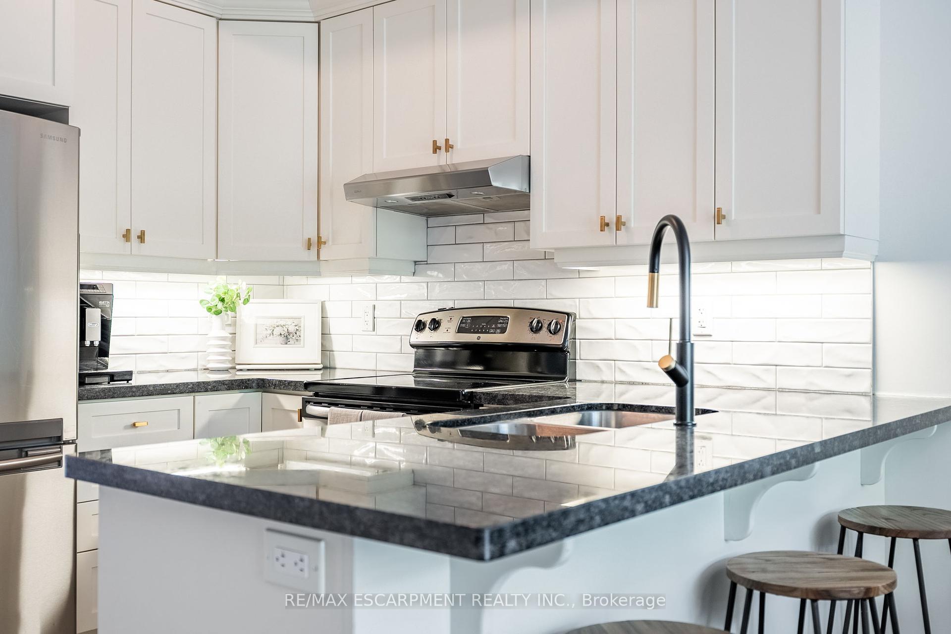 2 Bedrooms Condo at 181 Plains, Burlington For sale