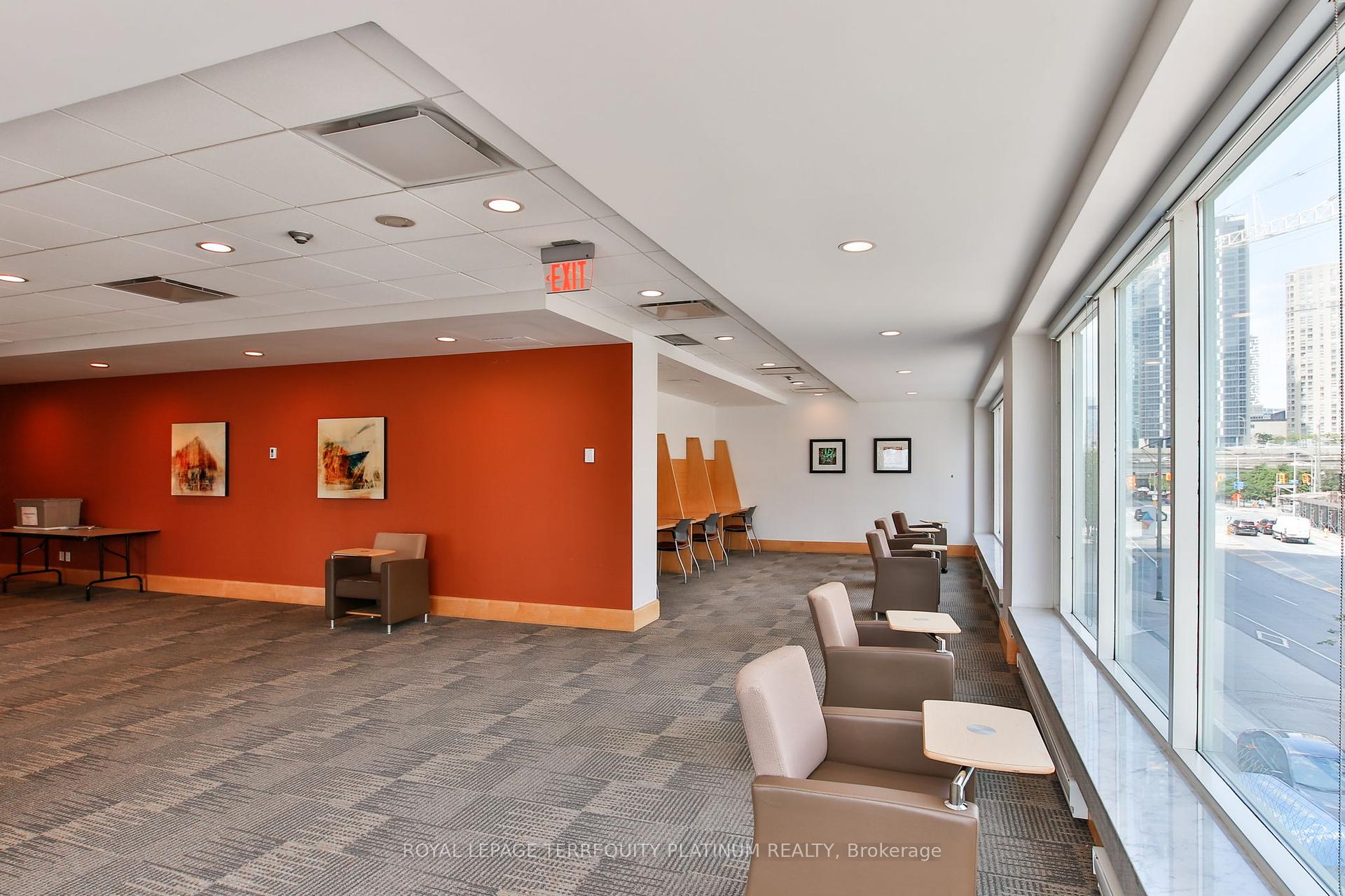 2 Bedrooms Condo at 10 Yonge, Toronto For sale