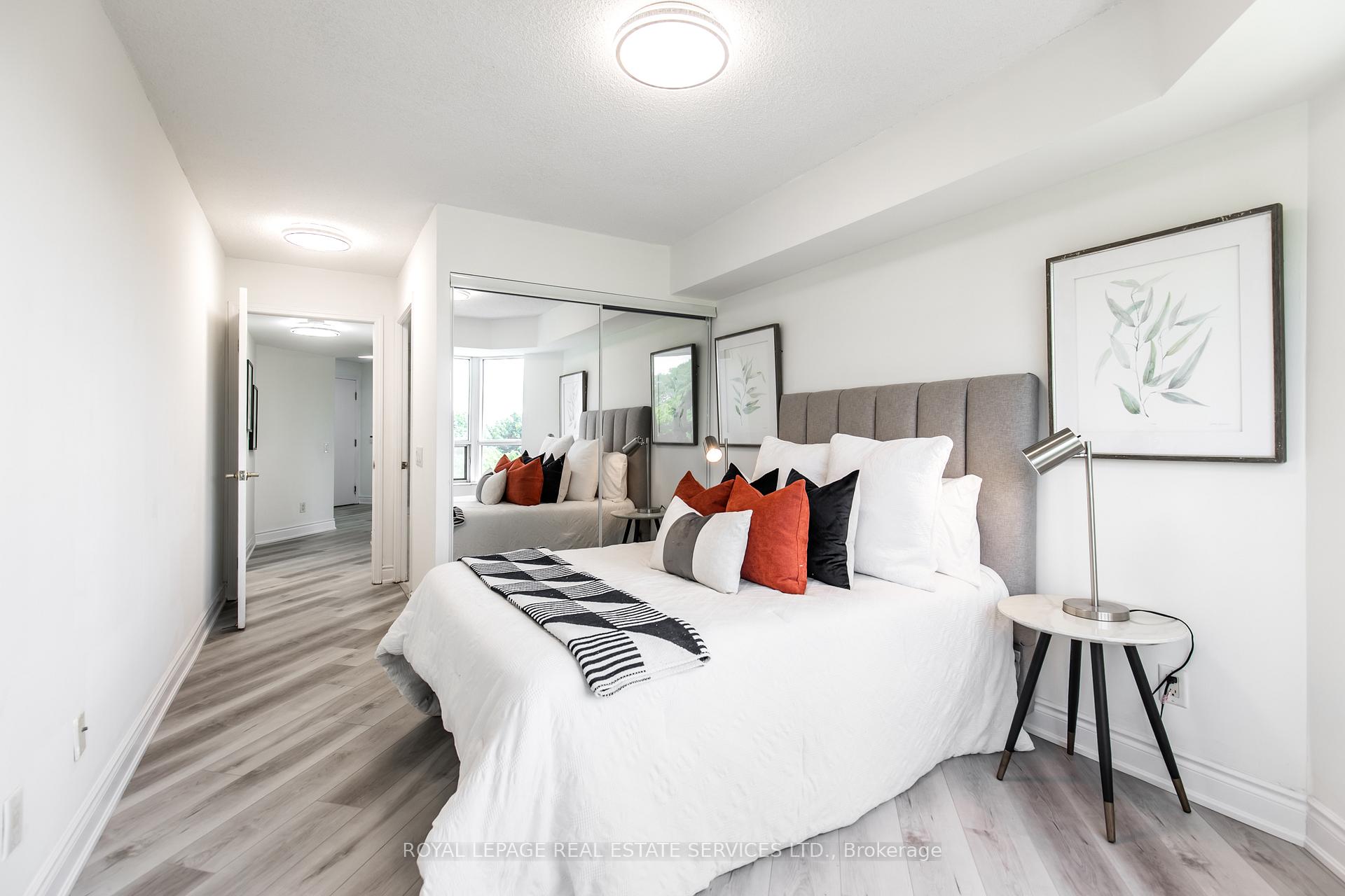3 Bedrooms Condo at 25 Kingsbridge Garden, Mississauga For sale