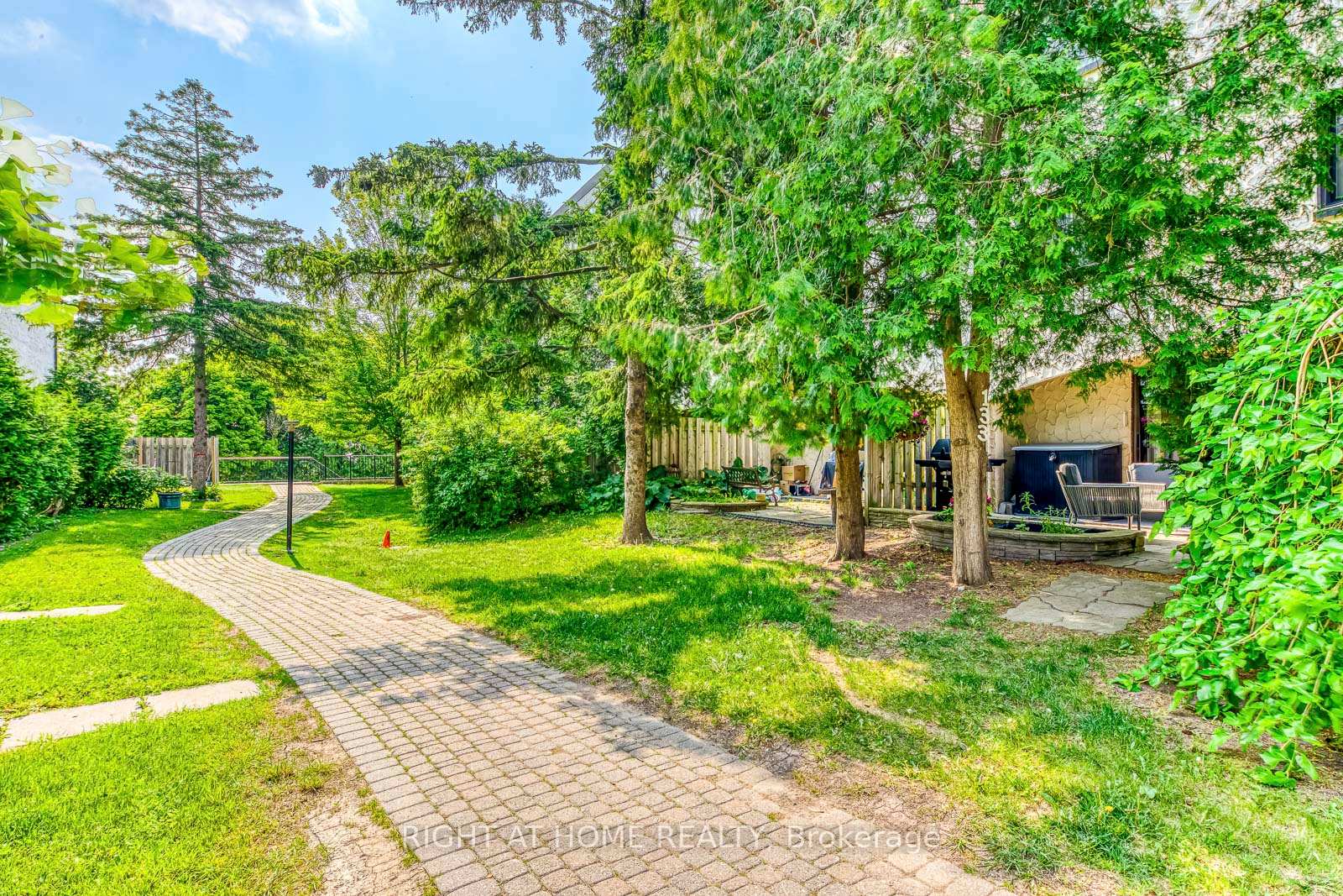 3 Bedrooms Condo at 1058 Falgarwood, Oakville For sale