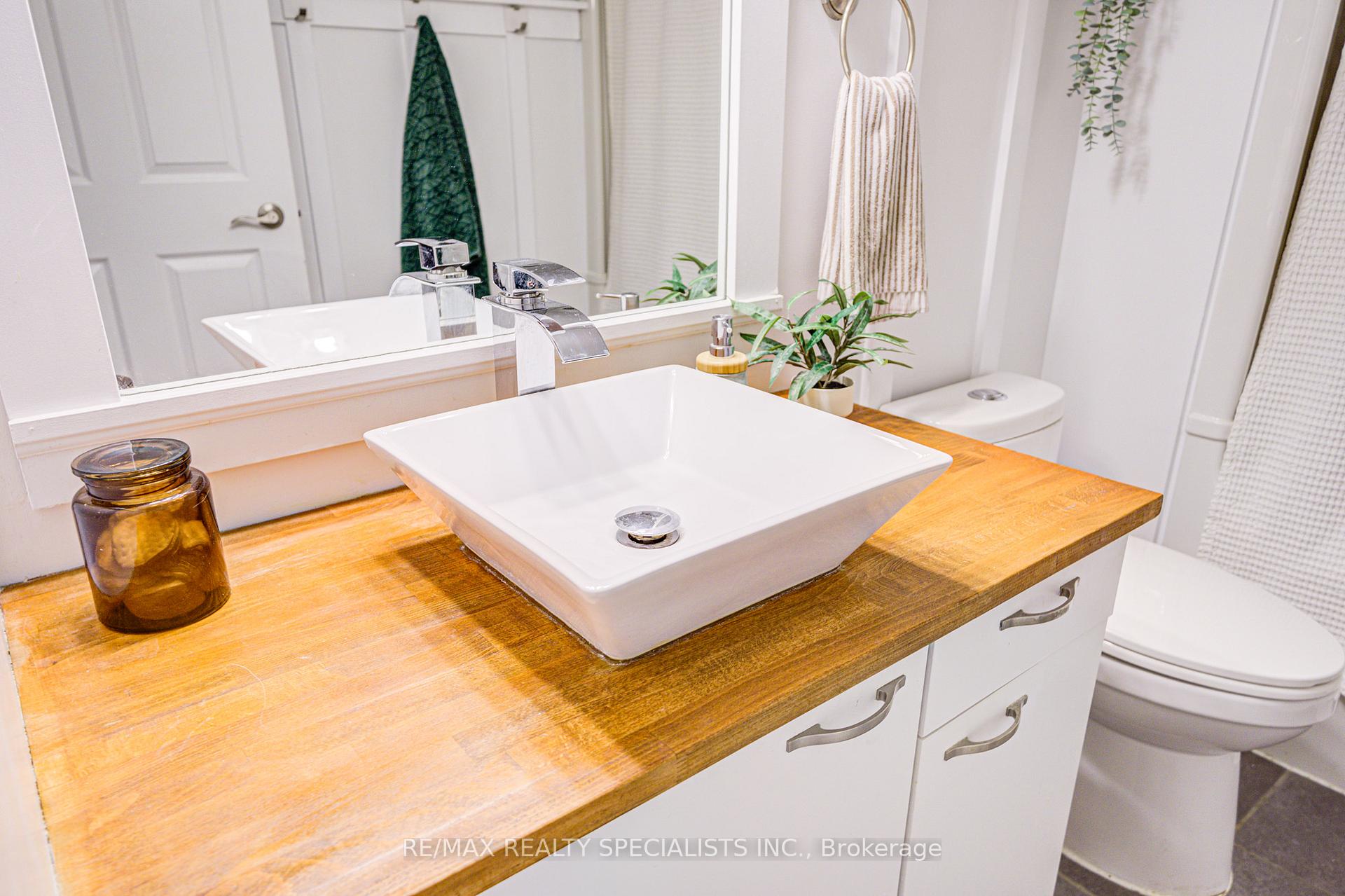 2 Bedrooms Condo at 2030 Cleaver, Burlington For sale