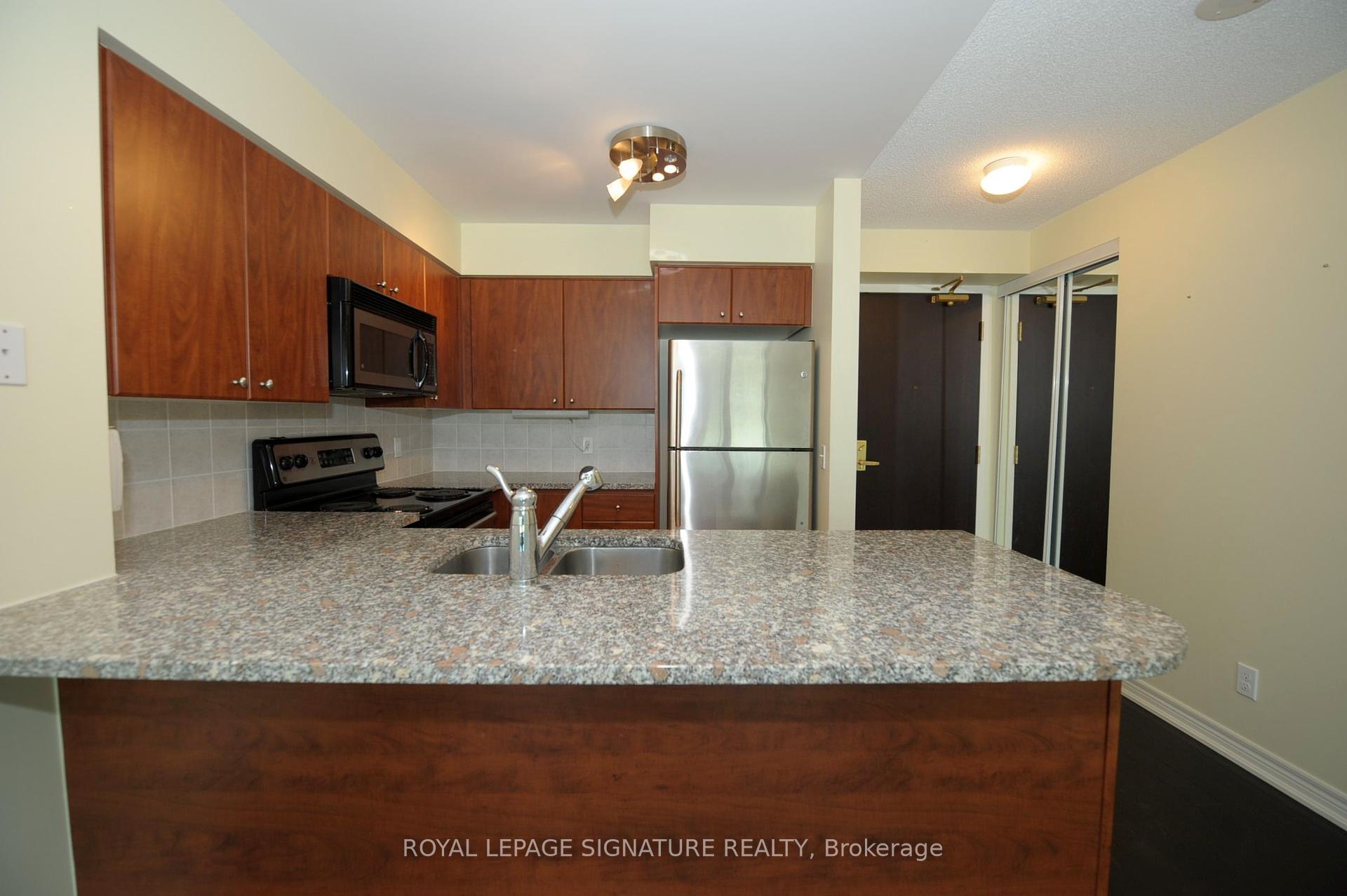 2 Bedrooms Condo at 30 Grand Trunk, Toronto For sale