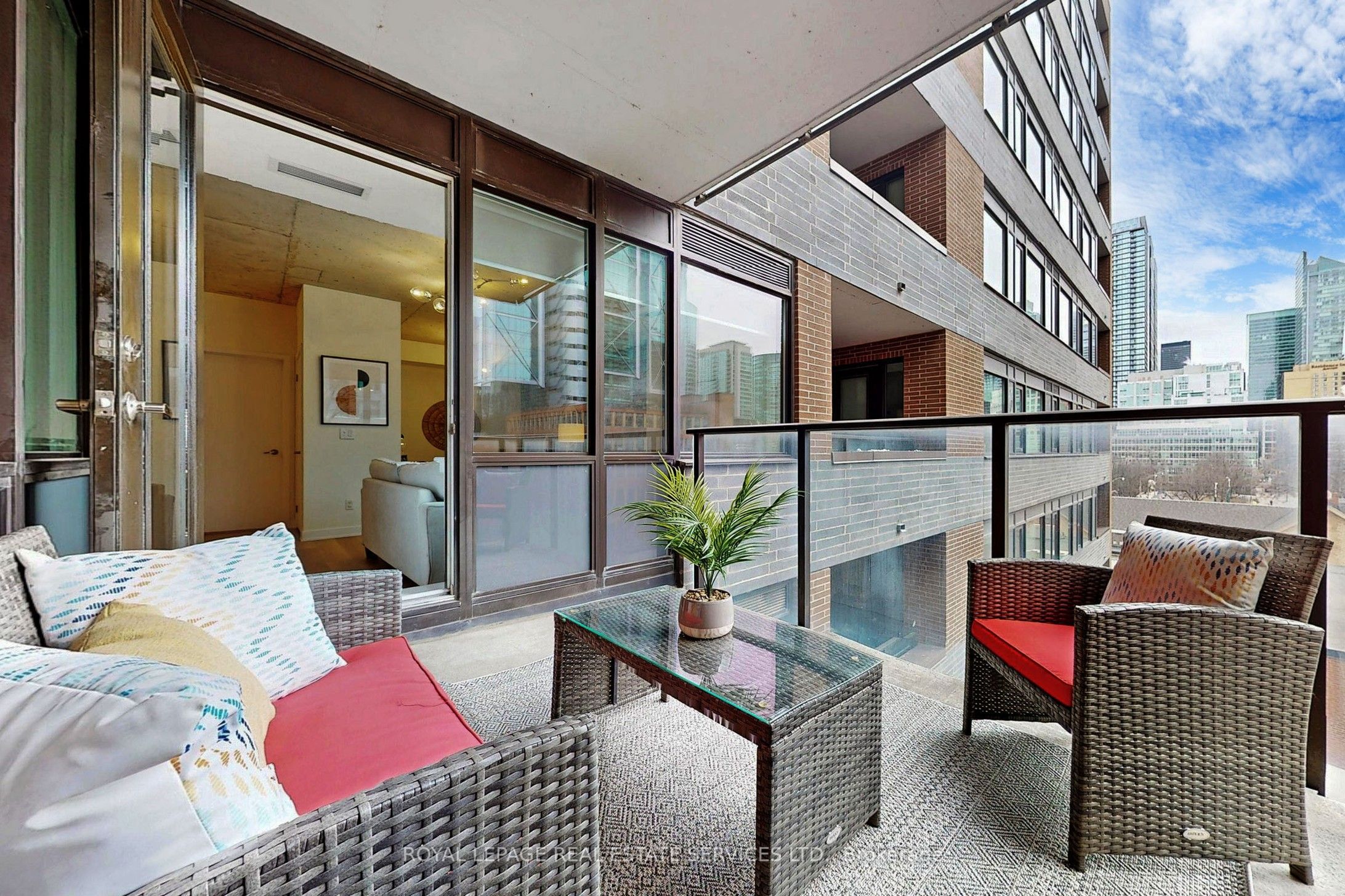 400 Wellington Street W, #507