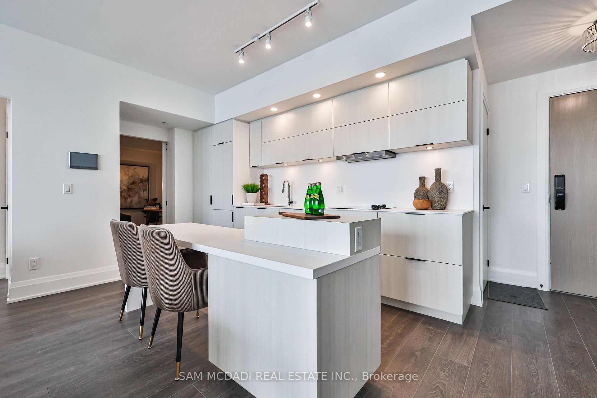 3 Bedrooms Condo at 370 Martha, Burlington For sale