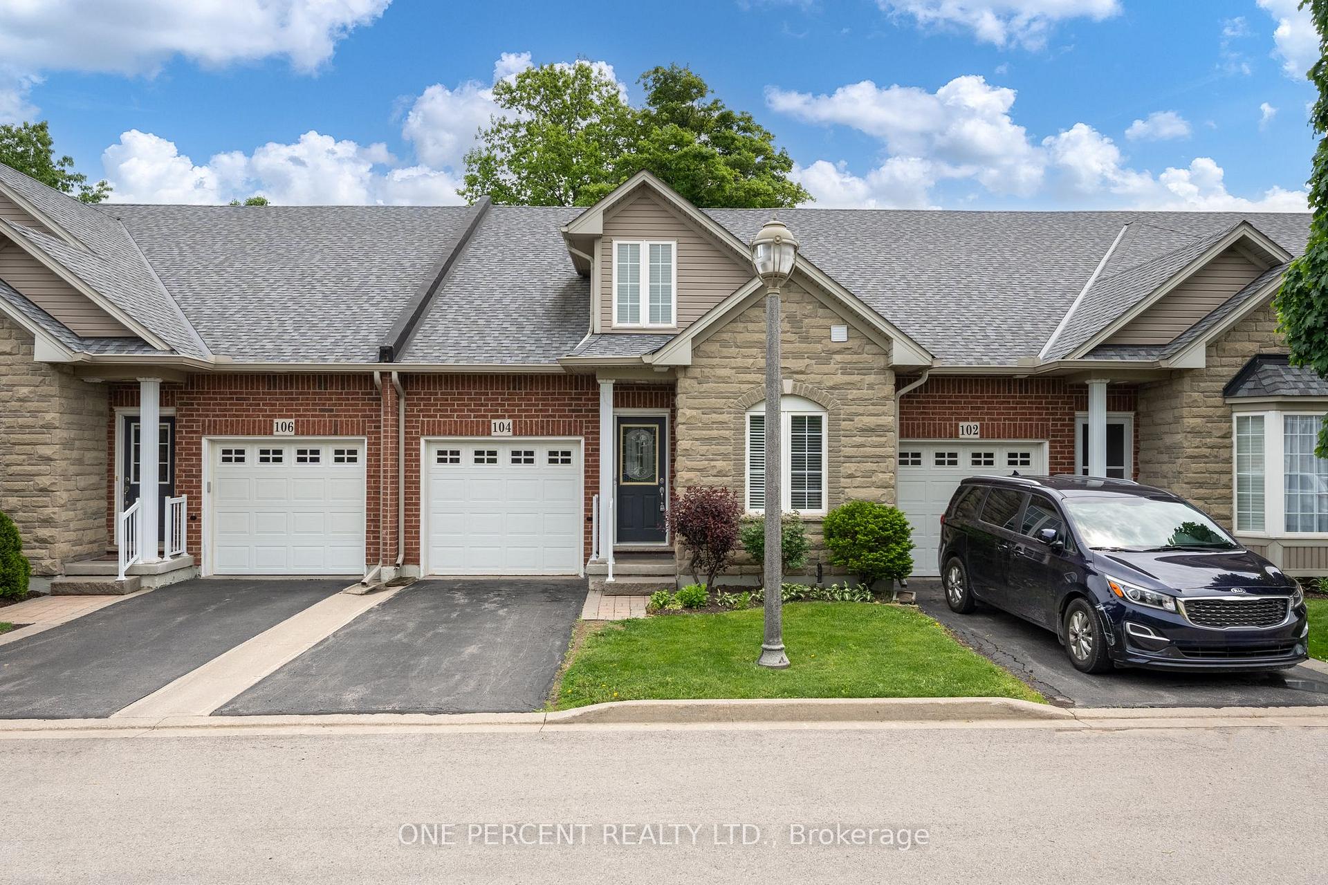 3 Bedrooms Condo at 104 Oakhampton, Hamilton For sale