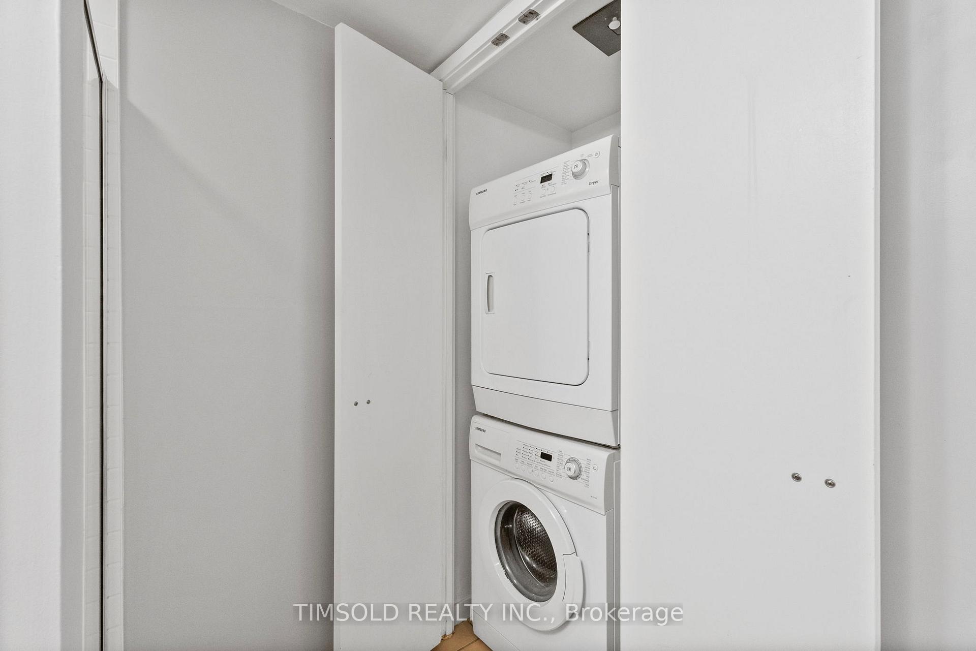2 Bedrooms Condo at 120 Dallimore, Toronto For sale