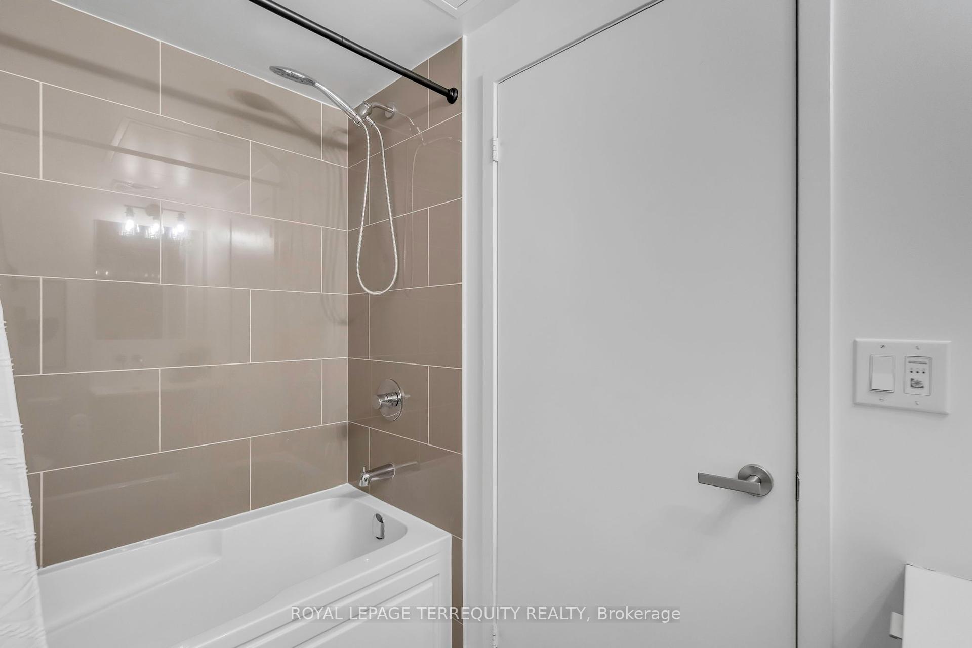 1 Bedroom Condo at 88 Harbour, Toronto For sale