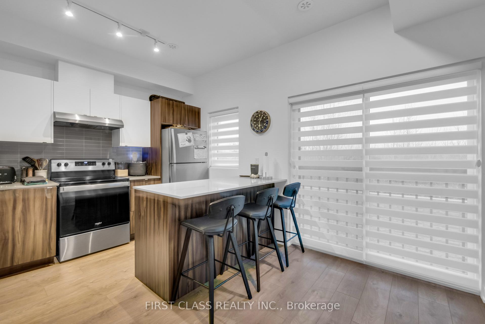 3 Bedrooms Condo at 1121 Cooke, Burlington For sale