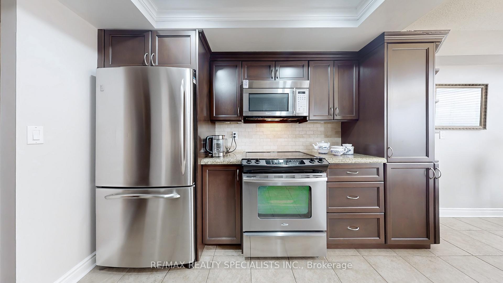 2 Bedrooms Condo at 45 Kingsbridge Garden, Mississauga For sale
