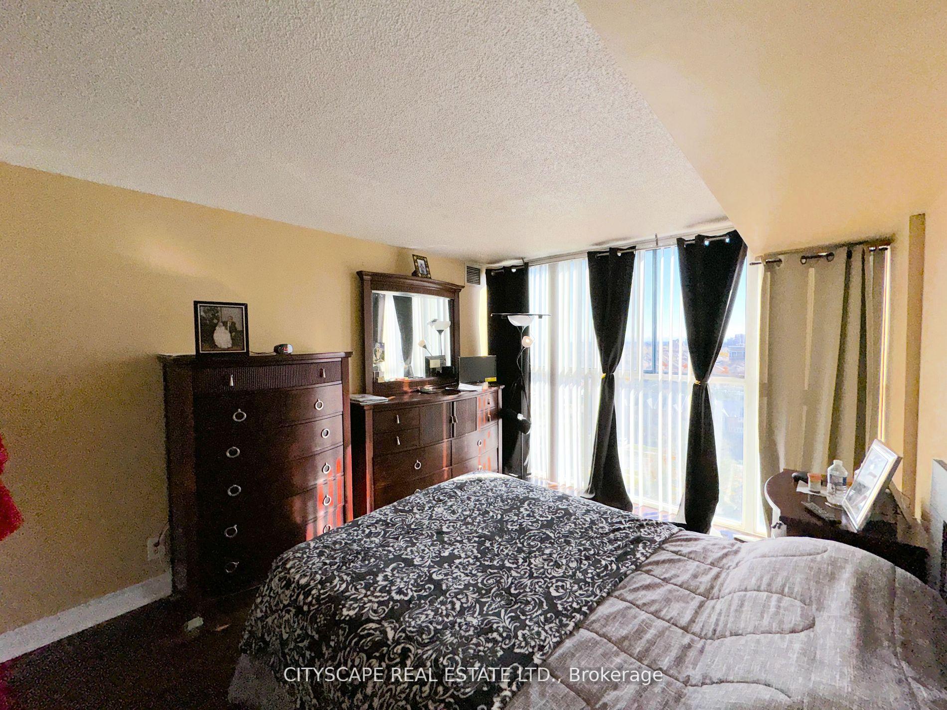 2 Bedrooms Condo at 25 Trailwood, Mississauga For sale